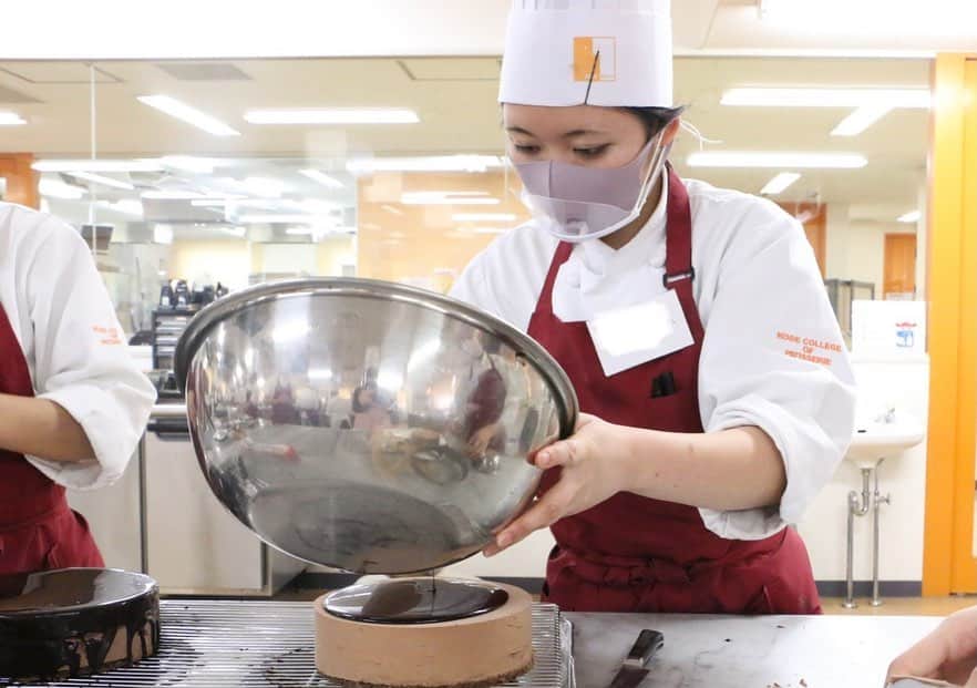 神戸製菓専門学校（公式）さんのインスタグラム写真 - (神戸製菓専門学校（公式）Instagram)「🌈製菓本科2年🌈 ジベール先生の #高度洋菓子実習 でした✨☺️  「Mousse au chocolat」 　ムース・オ・ショコラ  「Cake figue orange」 　ケーク・フィグ・オランジュ  先生のデモンストレーションを集中して聞いて、2品を時間内にテキパキ仕上げていきました！  仕上げもそれぞれの個性が光っていますね(写真2枚目)✌️みんないい笑顔✨  製菓本科は2年間で1500時間以上の実習・演習❗️2年次にはレベルの高い洋菓子もどんどん作っていきます💪  #神戸製菓　#神戸製菓専門学校 #製菓本科　#パティシエ　#パン職人　#洋菓子　#ケーキ　#パティシエカメラ部 #ムース　#製菓　#製菓専門学校　#instasweets #チョコレート　#チョコレートケーキ #チョコ　#チョコスイーツ　#バレンタイン　#pattistagram2021」1月26日 16時33分 - kobeseika_info