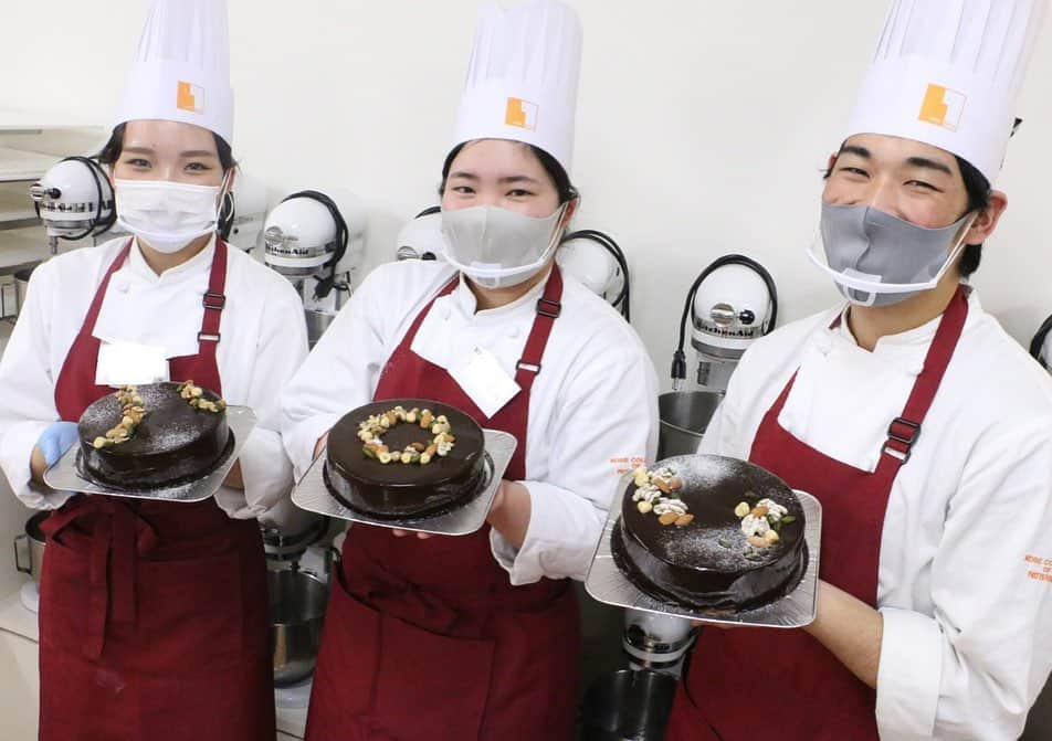 神戸製菓専門学校（公式）さんのインスタグラム写真 - (神戸製菓専門学校（公式）Instagram)「🌈製菓本科2年🌈 ジベール先生の #高度洋菓子実習 でした✨☺️  「Mousse au chocolat」 　ムース・オ・ショコラ  「Cake figue orange」 　ケーク・フィグ・オランジュ  先生のデモンストレーションを集中して聞いて、2品を時間内にテキパキ仕上げていきました！  仕上げもそれぞれの個性が光っていますね(写真2枚目)✌️みんないい笑顔✨  製菓本科は2年間で1500時間以上の実習・演習❗️2年次にはレベルの高い洋菓子もどんどん作っていきます💪  #神戸製菓　#神戸製菓専門学校 #製菓本科　#パティシエ　#パン職人　#洋菓子　#ケーキ　#パティシエカメラ部 #ムース　#製菓　#製菓専門学校　#instasweets #チョコレート　#チョコレートケーキ #チョコ　#チョコスイーツ　#バレンタイン　#pattistagram2021」1月26日 16時33分 - kobeseika_info
