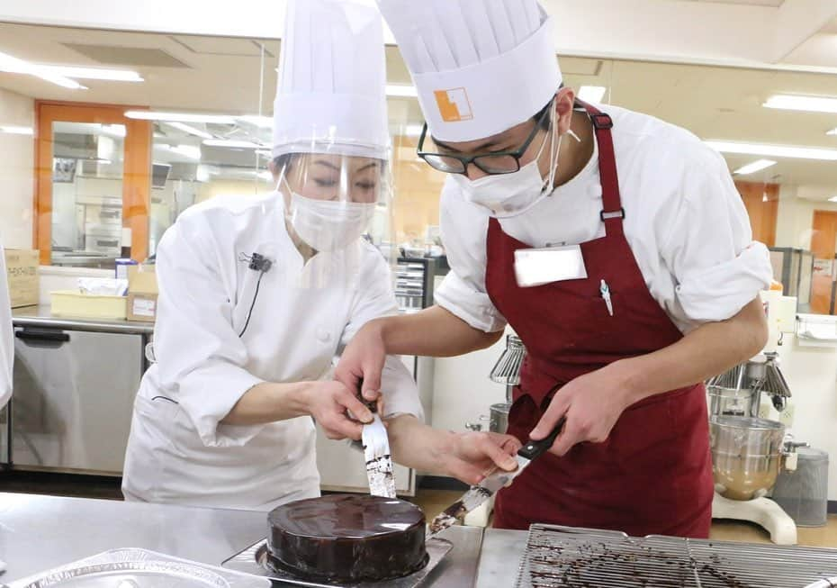 神戸製菓専門学校（公式）さんのインスタグラム写真 - (神戸製菓専門学校（公式）Instagram)「🌈製菓本科2年🌈 ジベール先生の #高度洋菓子実習 でした✨☺️  「Mousse au chocolat」 　ムース・オ・ショコラ  「Cake figue orange」 　ケーク・フィグ・オランジュ  先生のデモンストレーションを集中して聞いて、2品を時間内にテキパキ仕上げていきました！  仕上げもそれぞれの個性が光っていますね(写真2枚目)✌️みんないい笑顔✨  製菓本科は2年間で1500時間以上の実習・演習❗️2年次にはレベルの高い洋菓子もどんどん作っていきます💪  #神戸製菓　#神戸製菓専門学校 #製菓本科　#パティシエ　#パン職人　#洋菓子　#ケーキ　#パティシエカメラ部 #ムース　#製菓　#製菓専門学校　#instasweets #チョコレート　#チョコレートケーキ #チョコ　#チョコスイーツ　#バレンタイン　#pattistagram2021」1月26日 16時33分 - kobeseika_info