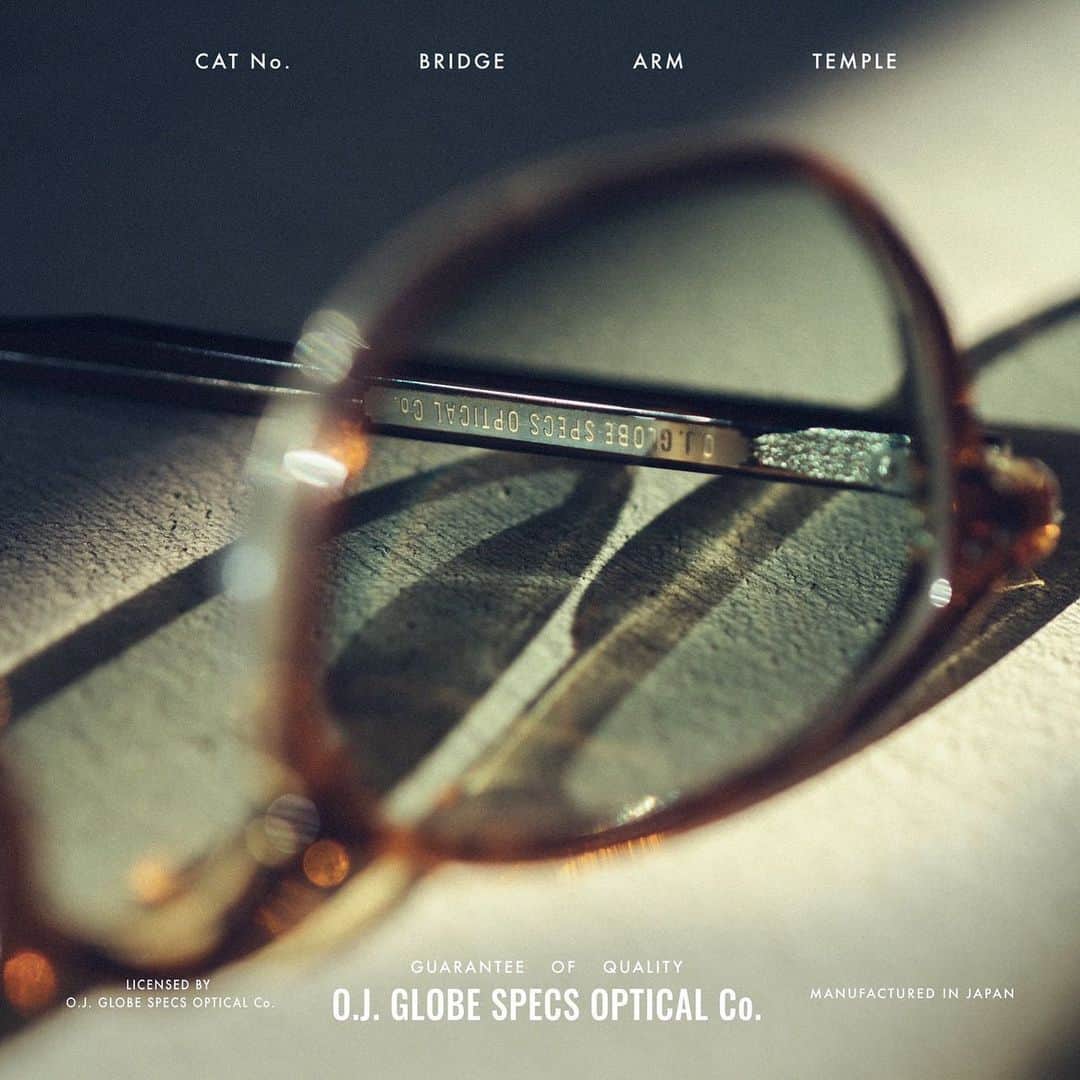 のインスタグラム：「【O.J. GLOBE SPECS OPTICAL Co.より新色登場】  Old Joeのデザイナー、髙木さんと一緒にコラボレートしているアイウェアブランド、O.J. GLOBE SPECS OPTICAL Co.のモデル達に魅力的な新色が追加となりました！  目がうっすらと見えるくらいの淡いレンズカラーと透け感のある生地の組み合わせが非常に魅力的なニューカラー。  1950〜1960年代くらいのフレンチビンテージに見られるようなアーチ型ハイブリッジと、米国製で1930〜1940年代の眼鏡に見られる五角形のレンズを組み合わせたMIKEからはまるでブランデーのようなクリアブラウンとグレイカラーレンズの組み合わせとブラックとクリアの2トーンにブラウンレンズの2つが新色として入荷予定です。  納期: 3月上旬  ぜひ店頭でご覧になってみて下さい。  @globespecs_official #kyoto #globespecs #opticalshop #fashion #gernotlindner  #eyewear #kyoto #ahlem #robertmarcnyc  #lunor #lescalunetier  #anneetvalentin  #laloop  #thespectacle  #oldjoe  #scye  #shinpuhkan #O.J. GLOBE SPECS OPTICAL Co. #メガネ #グローブスペックス #tetsuyaokada #せかほし #世界はほしいモノにあふれてる #岡田哲哉」