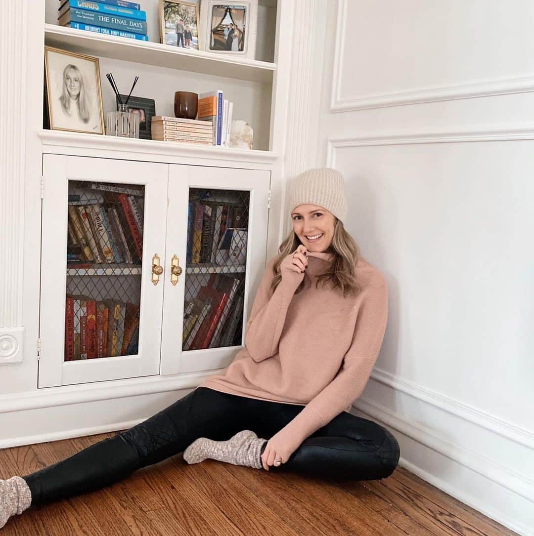のインスタグラム：「When you’re trying to take some of your own iphone shots with a tripod and it ends up looking like some DIY senior photos (swipe for one of my actual senior photos 😳)」