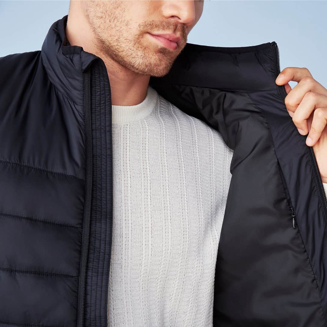 ペリーエリスのインスタグラム：「Layer up and move with ease while staying active with our packable, lightweight puffer vest. #LifeReadySince1976」