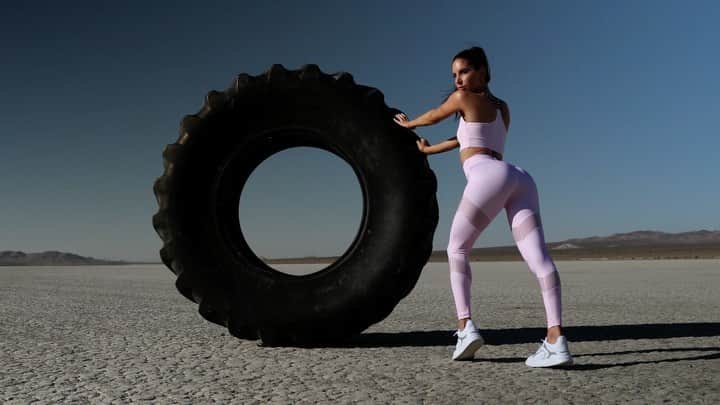 ゲスのインスタグラム：「Starting the year off 💪 Introducing the new #GUESSActive Campaign feat. fitness & health advocate @jenselter. More from #GUESSActive & our newest #GUESSGirl coming soon!」