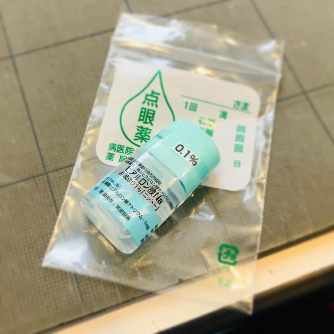 水谷さるころのインスタグラム：「めっちゃ目がゴロゴロする、目のゴミ取れない…って違う違う、この前眼科でそれは目が乾燥してるからって言われて薬もらったわ…と目薬した。メンテナンスが色々必要な40代…。」