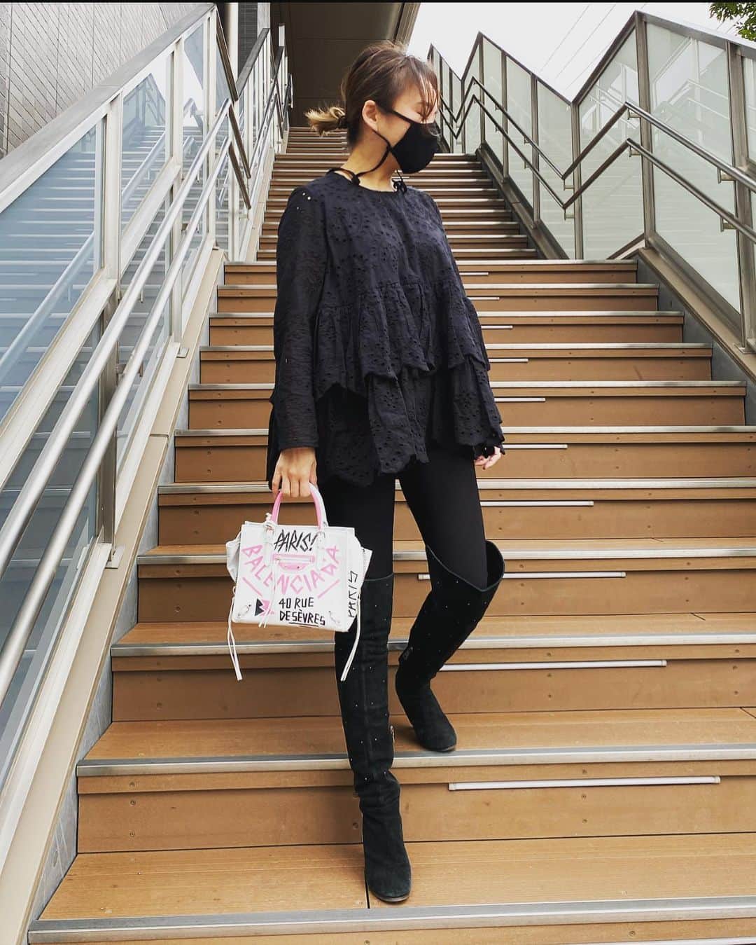 のインスタグラム：「彼とのお別れには、波があって、ひとりになると心が押しつぶされそうになる、まだまだ時間がかかるけど、 ゆっくりお別れしたい。 バランスをとって、ごまかさないでひとりになってお別れする時間と、 外にでて前に進もうとする時間。 無理せずバランスをとりたい。 #永遠にあいしてる  ブラックコーデ tops#birthdaybash #バースデーバッシュ  bag#balenciaga #バレンシアガ   #coordinate #コーディネート#コーデ#FASHION#ファッション#ootd_cob#着回しコーデ#ponte_fashion#kurashiru#kaumo_fashion #大人カジュアル#プチプラミックス#mineby3mootd#locari #ロカリ」