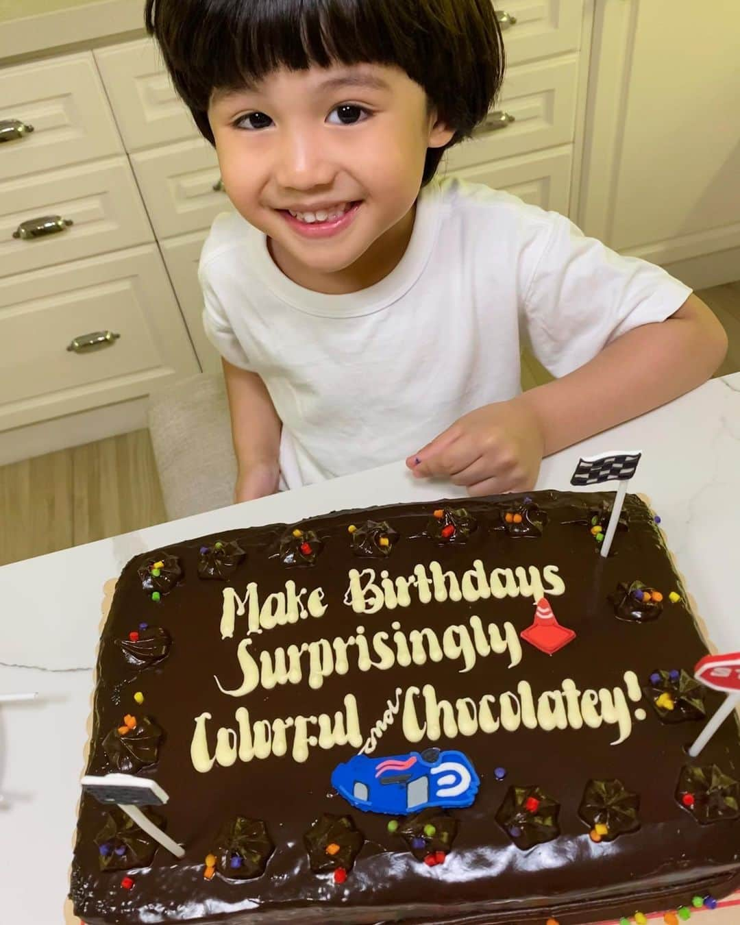 ポール・ソリアーノさんのインスタグラム写真 - (ポール・ソリアーノInstagram)「Make birthdays surprisingly colorful and chocolatey with the Red Ribbon Rainbow Dedication Cake.   Available Delivery Services for Red Ribbon Hotline #87777, FB Messenger, GrabFood, foodpanda, LalaFood  #SurprisinglyColorfulAndChocolatey #RedRibbon」1月26日 11時30分 - paulsoriano1017