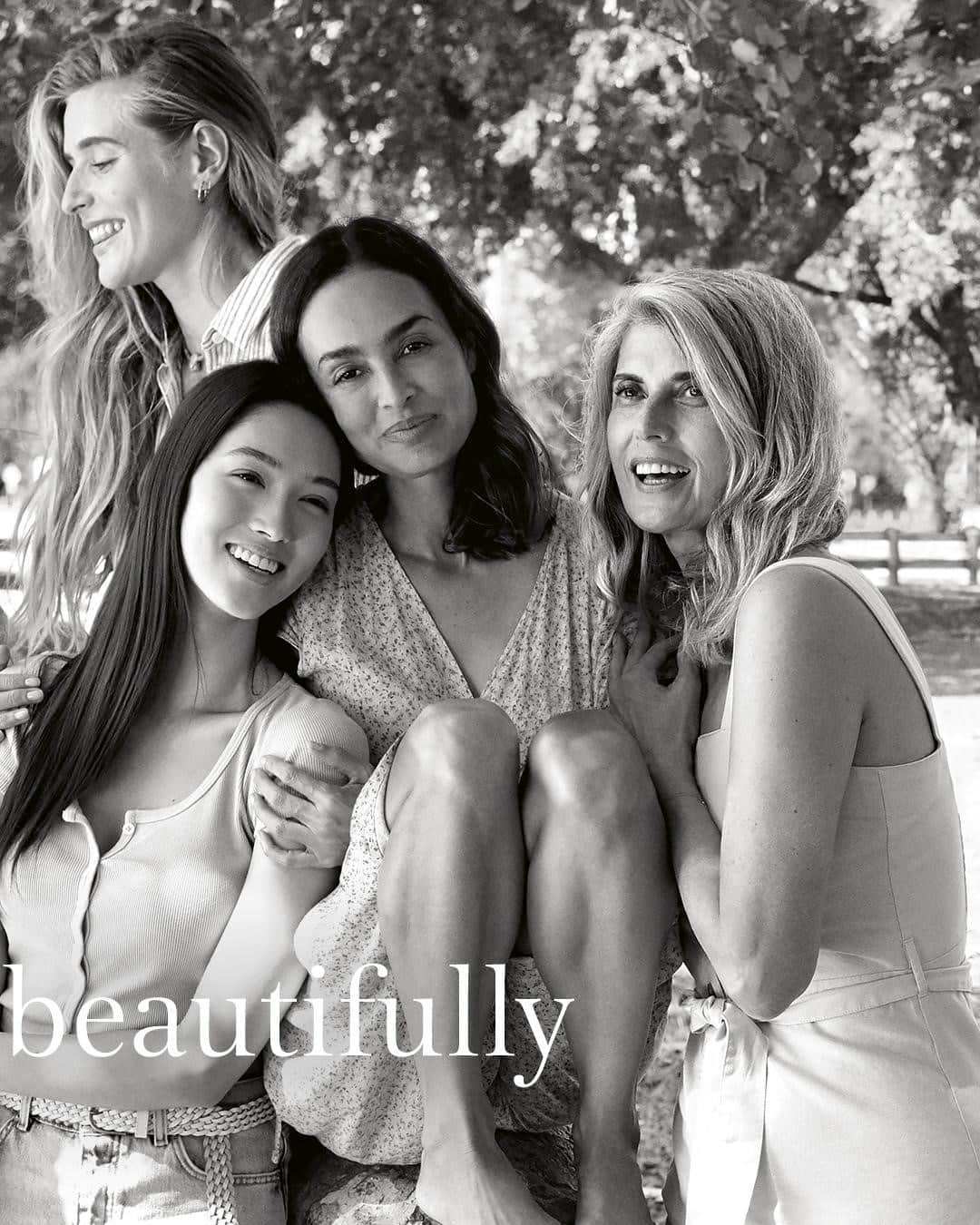 Clarins Canadaのインスタグラム：「Surround yourself with women whose dreams are as bright as yours.❤️ We love to see women come together and celebrate each other! The Clarins goal has always been to empower ALL women by making sure each beauty experience feels as precious as the last!⁣ __________⁣ Entourez-vous de femmes dont les rêves sont aussi grands que les vôtres.❤️ Nous adorons voir les femmes se soutenir et se supporter ! Chez Clarins, notre objectif est depuis le début d'aider les femmes à s'assumer et s'émanciper en nous assurant que chaque instant beauté que nous leur offrons soit pour elles aussi agréable que le précédent !⁣ .⁣ .⁣ .⁣ #Clarins #LiveBeautifully #ResponsibleBeauty #Skincare #Makeup #Beauty #WomenSupportingWomen」