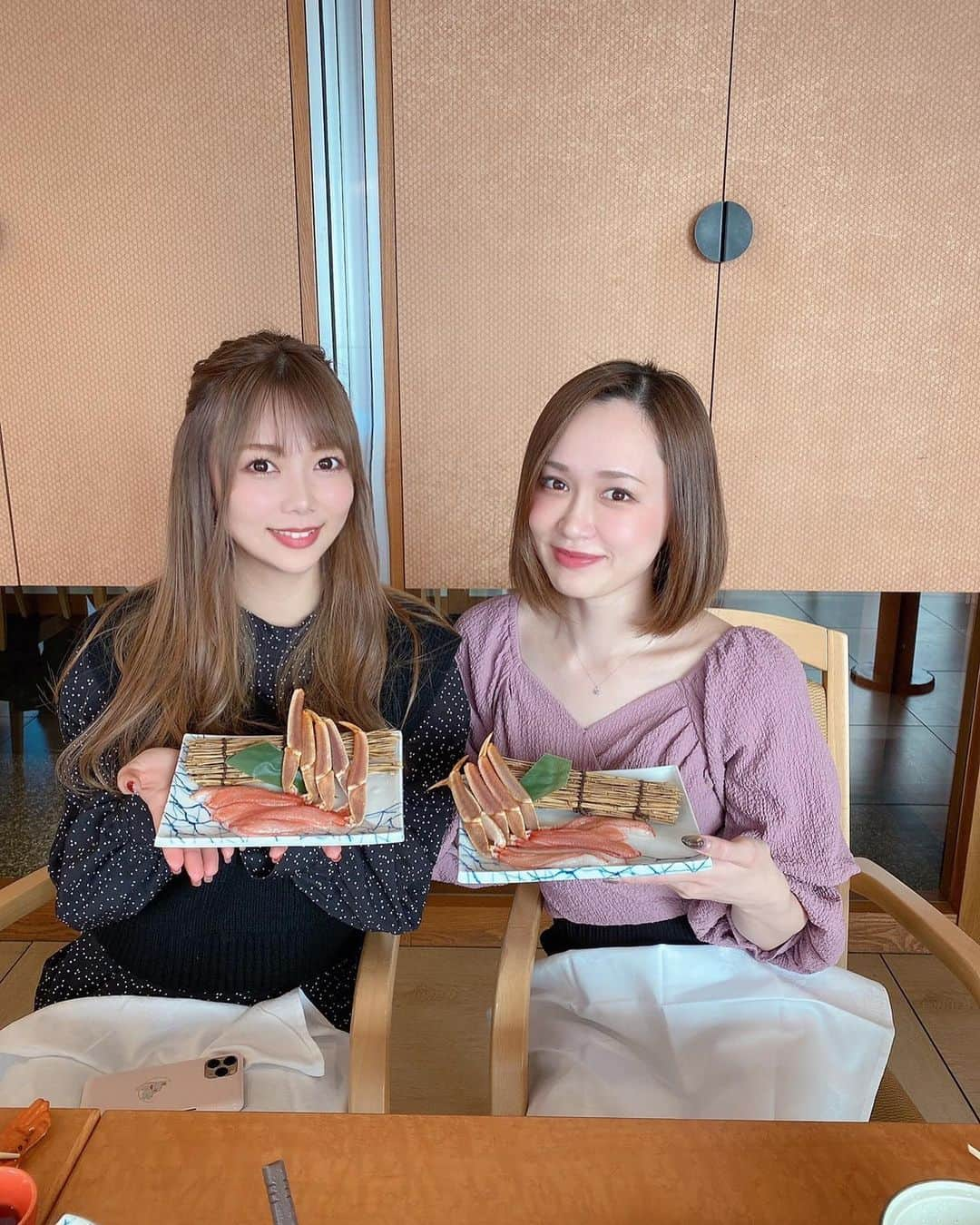 西村季里子のインスタグラム：「・  蟹しゃぶランチした🦀♨️  どれも美味しすぎて 2人で大興奮だった🥺❤️❤️  当たり前だけど全部カニ🦀 贅沢❤️大満足❤️またいく❤️  #カニ#かに#蟹#🦀#蟹しゃぶ #蟹道楽#銀座#ランチ#美味 #かに道楽#かに道楽ランチ #幸せ#大満足#またいきたい #follow#followｍe」