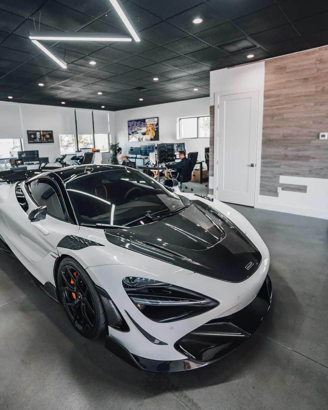 CarsWithoutLimitsさんのインスタグラム写真 - (CarsWithoutLimitsInstagram)「1000HP office decoration built by @1kmotorsports 🚀 Follow @austinstradinggroup for more  #carswithoutlimits #mclaren #720s」1月26日 11時40分 - carswithoutlimits