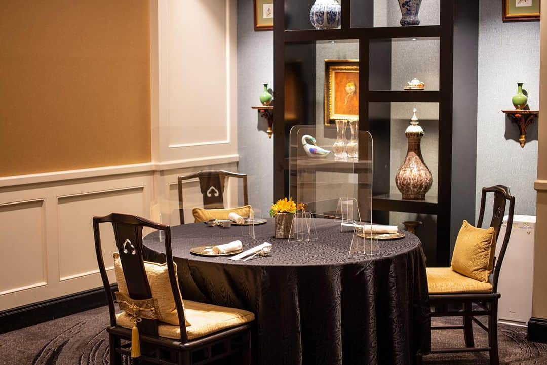 The Westin Osaka （ウェスティンホテル大阪）さんのインスタグラム写真 - (The Westin Osaka （ウェスティンホテル大阪）Instagram)「中国料理「故宮」では、人数に合わせて選択できる 2 室の個室をご用意しております。隣席の飛沫防止のためのアクリル板をご要望に応じてご用意いたしております。グループでのお食事、顔合わせ等にもご利用いただけます。 ————————————————— #中国料理 #故宮 #大阪 #osaka #梅田 #umeda #chineserestaurant #IMPERIALPALACE #王料理長 #王憲生 #顔合わせ 個室 #飛沫対策 ————————————————— Tag@westinosaka to share your image with us.  ⠀⠀ #WestinOsaka #ウェスティンホテル大阪」1月26日 11時41分 - westinosaka
