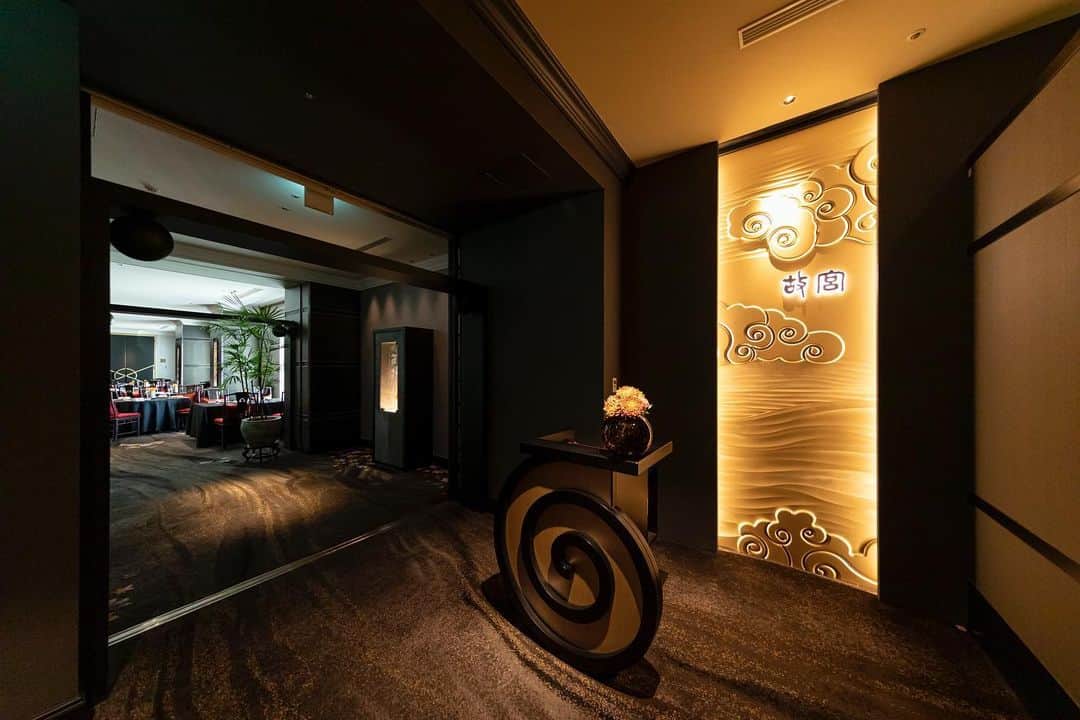 The Westin Osaka （ウェスティンホテル大阪）さんのインスタグラム写真 - (The Westin Osaka （ウェスティンホテル大阪）Instagram)「中国料理「故宮」では、人数に合わせて選択できる 2 室の個室をご用意しております。隣席の飛沫防止のためのアクリル板をご要望に応じてご用意いたしております。グループでのお食事、顔合わせ等にもご利用いただけます。 ————————————————— #中国料理 #故宮 #大阪 #osaka #梅田 #umeda #chineserestaurant #IMPERIALPALACE #王料理長 #王憲生 #顔合わせ 個室 #飛沫対策 ————————————————— Tag@westinosaka to share your image with us.  ⠀⠀ #WestinOsaka #ウェスティンホテル大阪」1月26日 11時41分 - westinosaka