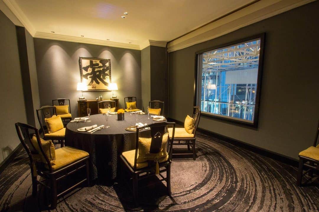 The Westin Osaka （ウェスティンホテル大阪）さんのインスタグラム写真 - (The Westin Osaka （ウェスティンホテル大阪）Instagram)「中国料理「故宮」では、人数に合わせて選択できる 2 室の個室をご用意しております。隣席の飛沫防止のためのアクリル板をご要望に応じてご用意いたしております。グループでのお食事、顔合わせ等にもご利用いただけます。 ————————————————— #中国料理 #故宮 #大阪 #osaka #梅田 #umeda #chineserestaurant #IMPERIALPALACE #王料理長 #王憲生 #顔合わせ 個室 #飛沫対策 ————————————————— Tag@westinosaka to share your image with us.  ⠀⠀ #WestinOsaka #ウェスティンホテル大阪」1月26日 11時41分 - westinosaka