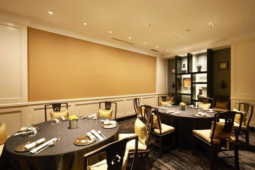 The Westin Osaka （ウェスティンホテル大阪）さんのインスタグラム写真 - (The Westin Osaka （ウェスティンホテル大阪）Instagram)「中国料理「故宮」では、人数に合わせて選択できる 2 室の個室をご用意しております。隣席の飛沫防止のためのアクリル板をご要望に応じてご用意いたしております。グループでのお食事、顔合わせ等にもご利用いただけます。 ————————————————— #中国料理 #故宮 #大阪 #osaka #梅田 #umeda #chineserestaurant #IMPERIALPALACE #王料理長 #王憲生 #顔合わせ 個室 #飛沫対策 ————————————————— Tag@westinosaka to share your image with us.  ⠀⠀ #WestinOsaka #ウェスティンホテル大阪」1月26日 11時41分 - westinosaka