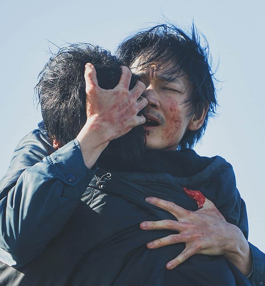 藤井道人のインスタグラム：「『ヤクザと家族 The Family』 公開まであと3日となりました。 そして、今日は主演であり座長の綾野剛さんの誕生日。尊敬出来る素晴らしい俳優であり、兄的な存在です。 おめでとうございます！ これからも、どんどん突き抜けたもの作っていきましょう☺︎ 主題歌『familia』のMV解禁を皮切りに、怒涛の宣伝ラッシュですね。 『新聞記者』と同じ宣伝チームなんですが、本当にすごい人達です。 ポスターのデザインから予告の作り方、テレビのブッキングなど波状的に新しいことを繰り出す宣伝チームに心から感謝しています。 そして、 1年前に書いた脚本の一文字目が、沢山の皆さまの力が合わさり、もう少しで皆さまの元に届けられることに、安堵と緊張と…なんとも言えない感情です。  映画っていいですね。  僕は、映画に出会ってなかったら本作の主人公のような人生を送っていたかもな。と思いながらこの映画を作っていました。  1月29日には、尊敬する土井監督の新しい傑作も公開されるので(ほんとやめて) 是非どちらも楽しんでもらえたら嬉しいです。  心から見て欲しい映画です。 そして、観てくださった皆さまの賛否や口コミで、この映画は更に成長するんだと思います。是非ご覧ください。  僕は、クランクインしてきます。 負けてたまるか。  #ヤクザと家族 #1月29日 #familia #綾野剛」