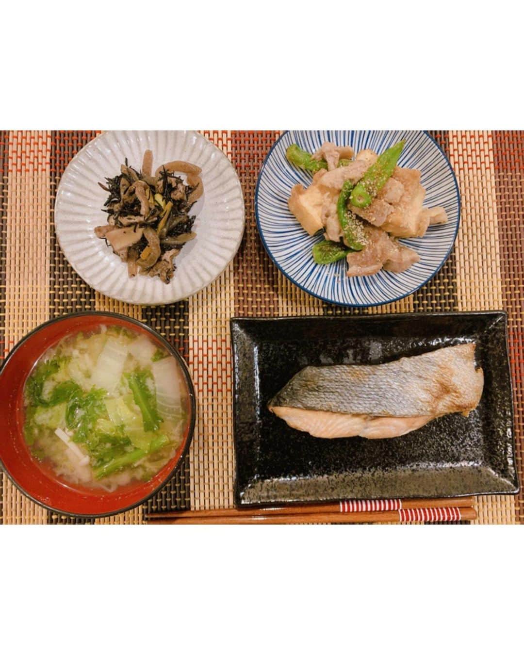 高原愛さんのインスタグラム写真 - (高原愛Instagram)「夜ご飯👩‍🍳 鮭の塩焼き、 春菊白菜えのきの味噌汁、 ひじき煮、 厚揚げ豚バラししとう炒め😋✨  厚揚げと豚バラ、ししとう炒めは豚バラの脂で厚揚げとししとう全体を炒めてみりんとお味噌、料理酒で味付けするだけ🤤✨簡単で甘くておいしい👩‍🍳気分ですり白胡麻と一味をかけて食べました😋✌️✨  #おうちごはん#和食#焼魚#野菜たっぷり#自炊#自粛生活#料理#料理記録#料理好きな人と繋がりたい#おうちごはん部#デリスタグラム#無添加#無添加調味料 #オーガニック#オーガニック野菜#無化調#茅乃舎#茅乃舎だし#dinner#homecooking#homechef#washoku#cooking#cookingram#cookingathome#cookinglover#ごちそうさまでした#😋#🤤#💕」1月26日 11時54分 - ai_takahara_ai