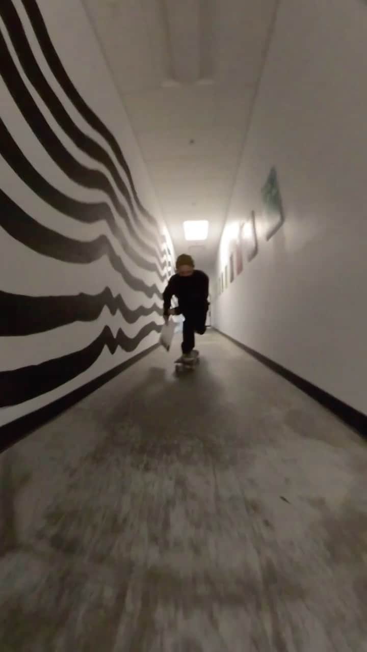 ボルコムのインスタグラム：「Monday’s at #VolcomHQ! 🛹」