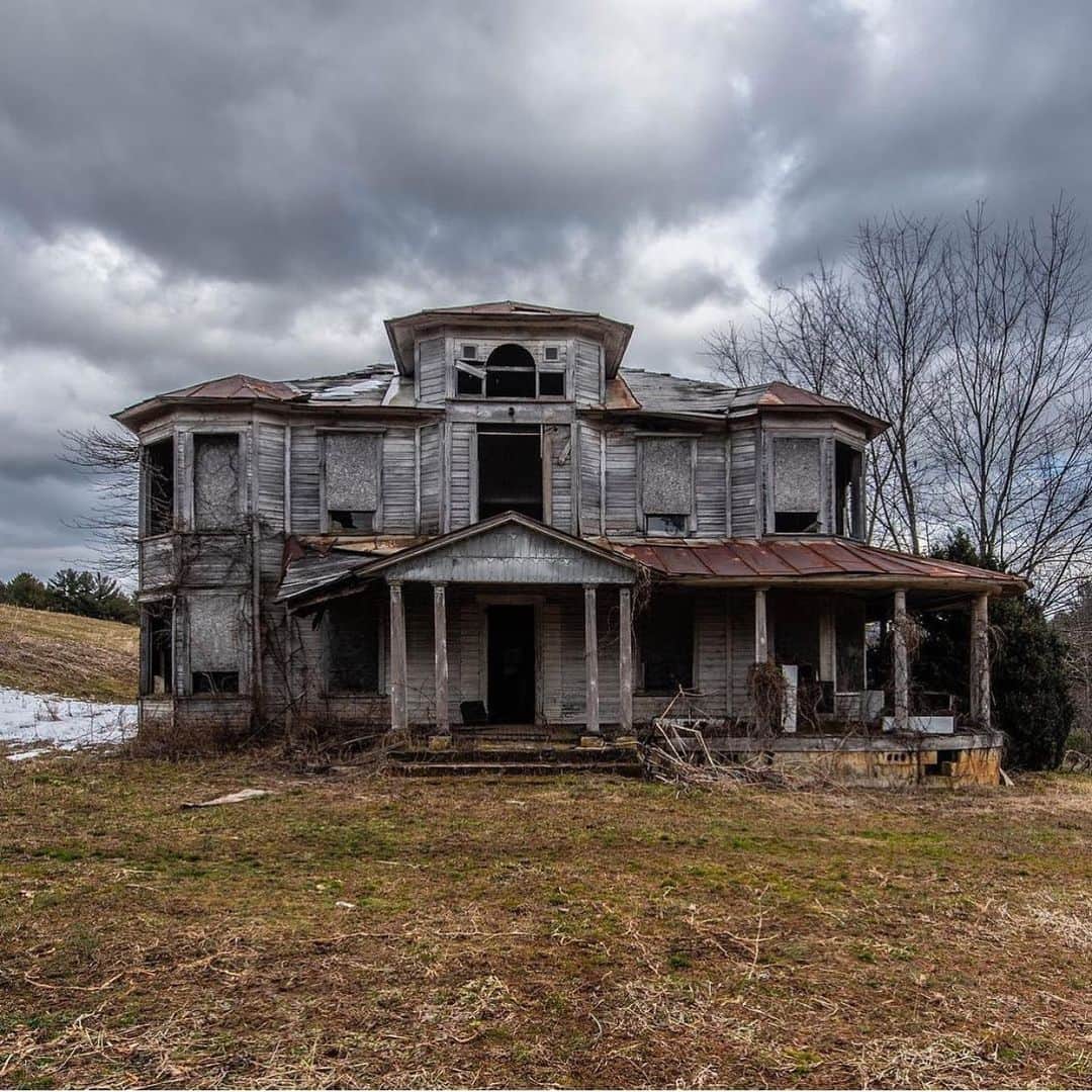 Abandoned Placesのインスタグラム：「😳 @johnplashalphoto」