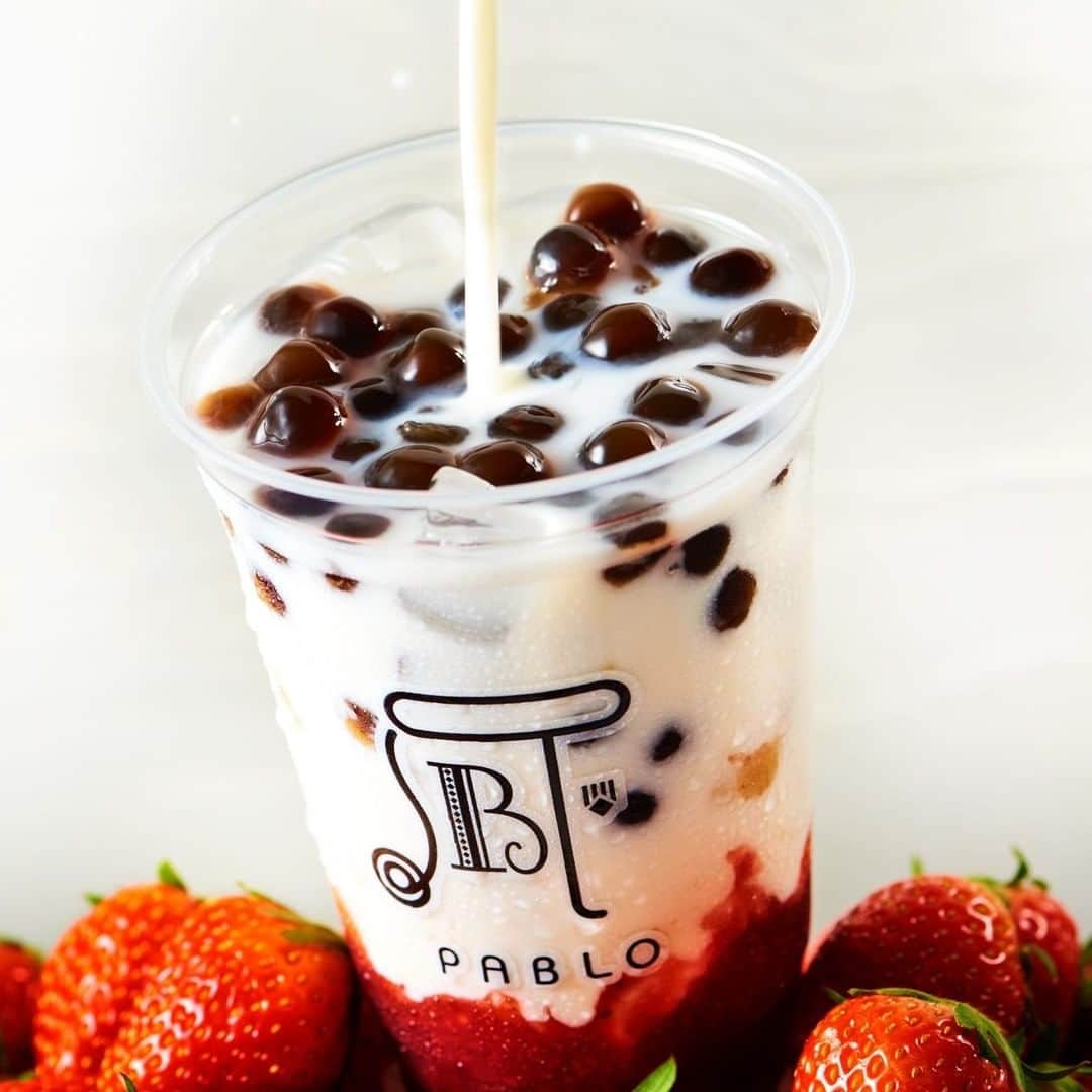 焼きたてチーズタルト専門店PABLO パブロのインスタグラム：「王道のスイーツドリンク🍓👑 【タピオカいちごミルク】 ⠀ いちごのおいしさを存分に味わえる贅沢ないちごミルクともちもちのタピオカは相性抜群✨ スイーツ好き！いちご好き！にはたまらない濃厚なドリンクに仕上げました🍓 ぜひお試しください🎵 ⠀ ※対象店舗につきましては公式HPをご覧ください ⠀ #PABLO #PABLOmini #パブロ #パブロミニ #パブロチーズタルト #チーズタルト専門店 #スイーツ巡り #タピオカいちごミルク イーツ部 #タピオカ #タピオカ好き #タピオカ巡り #タピ活 #いちご好き #いちごミルク #タピオカいちごミルク」
