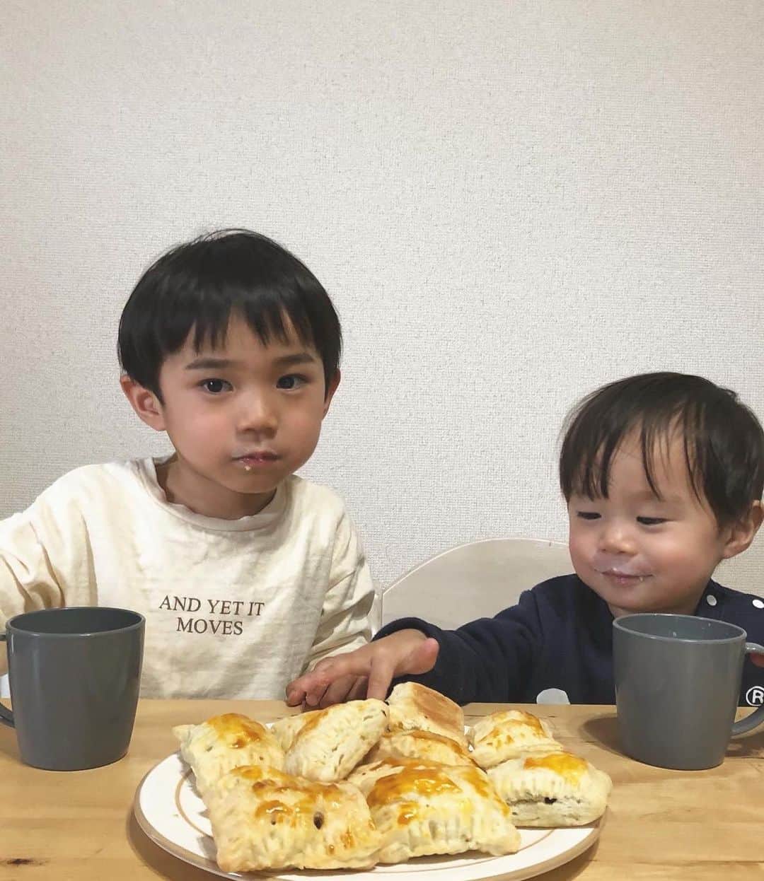 猪村有希さんのインスタグラム写真 - (猪村有希Instagram)「👦🏻チョコパイ作り係👶🏻チョコレート味見係  #２歳差兄弟 #2歳差育児  #福岡ママ #男の子ベビー #男の子ママ #おうちごはん #おかし作り  #チョコパイ #おうちおやつ #簡単お菓子」1月26日 11時53分 - i.ykuup