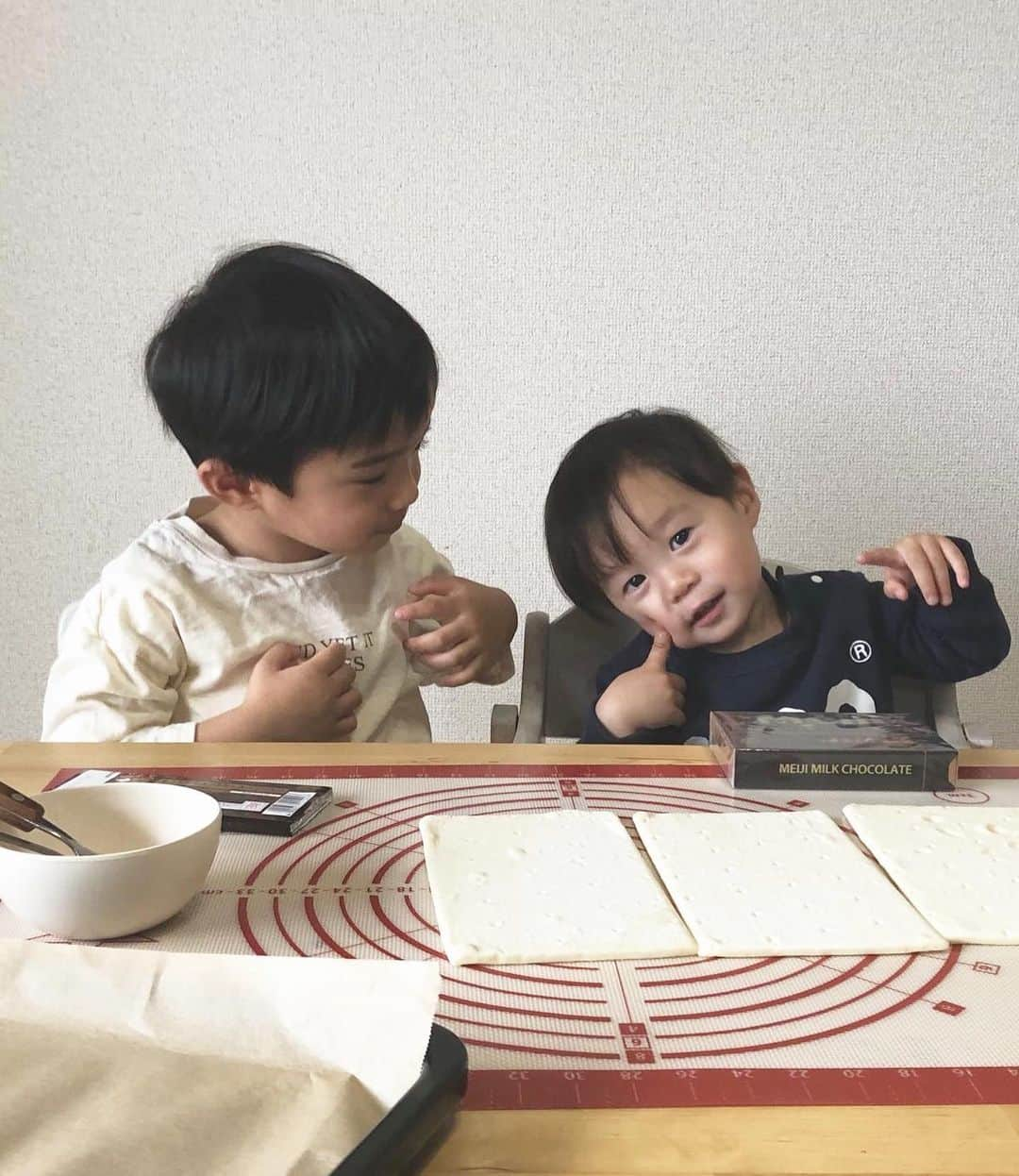 猪村有希のインスタグラム：「👦🏻チョコパイ作り係👶🏻チョコレート味見係  #２歳差兄弟 #2歳差育児  #福岡ママ #男の子ベビー #男の子ママ #おうちごはん #おかし作り  #チョコパイ #おうちおやつ #簡単お菓子」