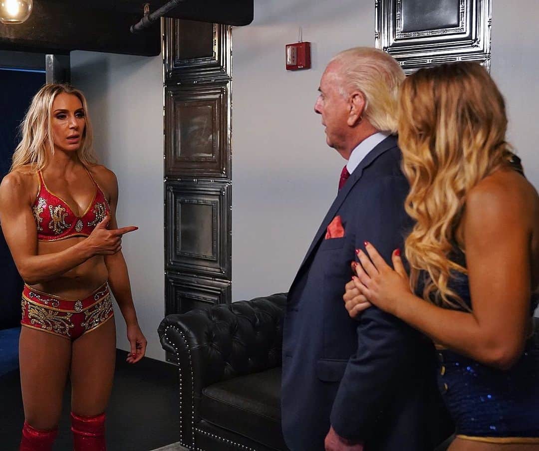 WWEさんのインスタグラム写真 - (WWEInstagram)「What is happening between @laceyevanswwe and @ricflairnatureboy?!?! #WWERaw」1月26日 12時03分 - wwe
