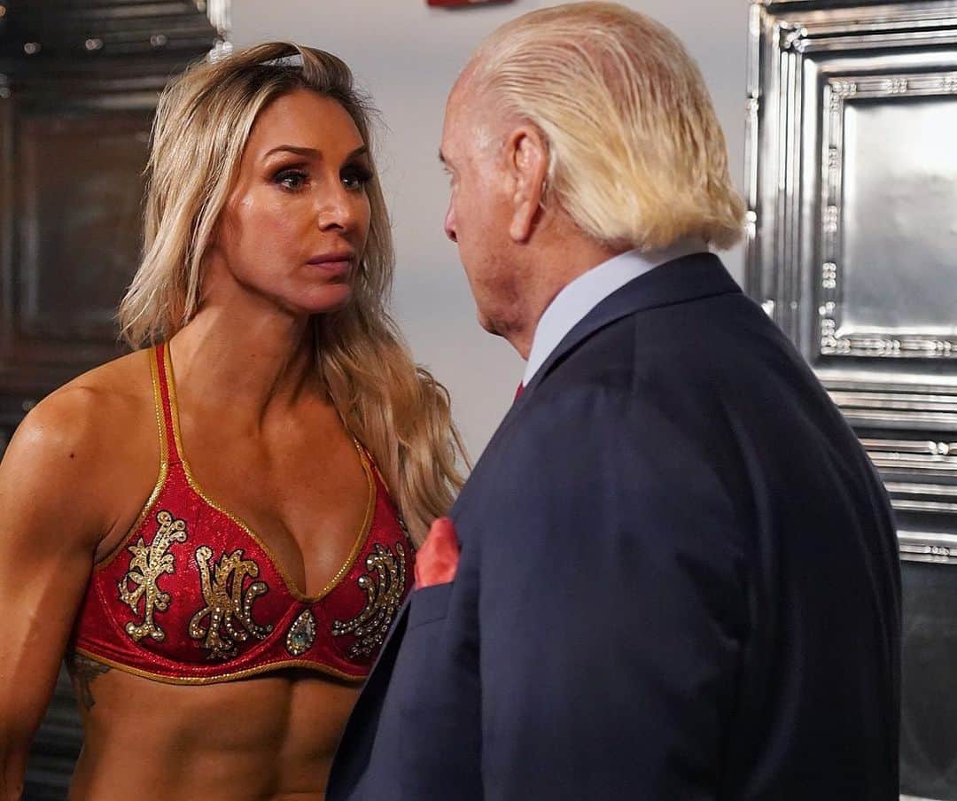 WWEさんのインスタグラム写真 - (WWEInstagram)「What is happening between @laceyevanswwe and @ricflairnatureboy?!?! #WWERaw」1月26日 12時03分 - wwe