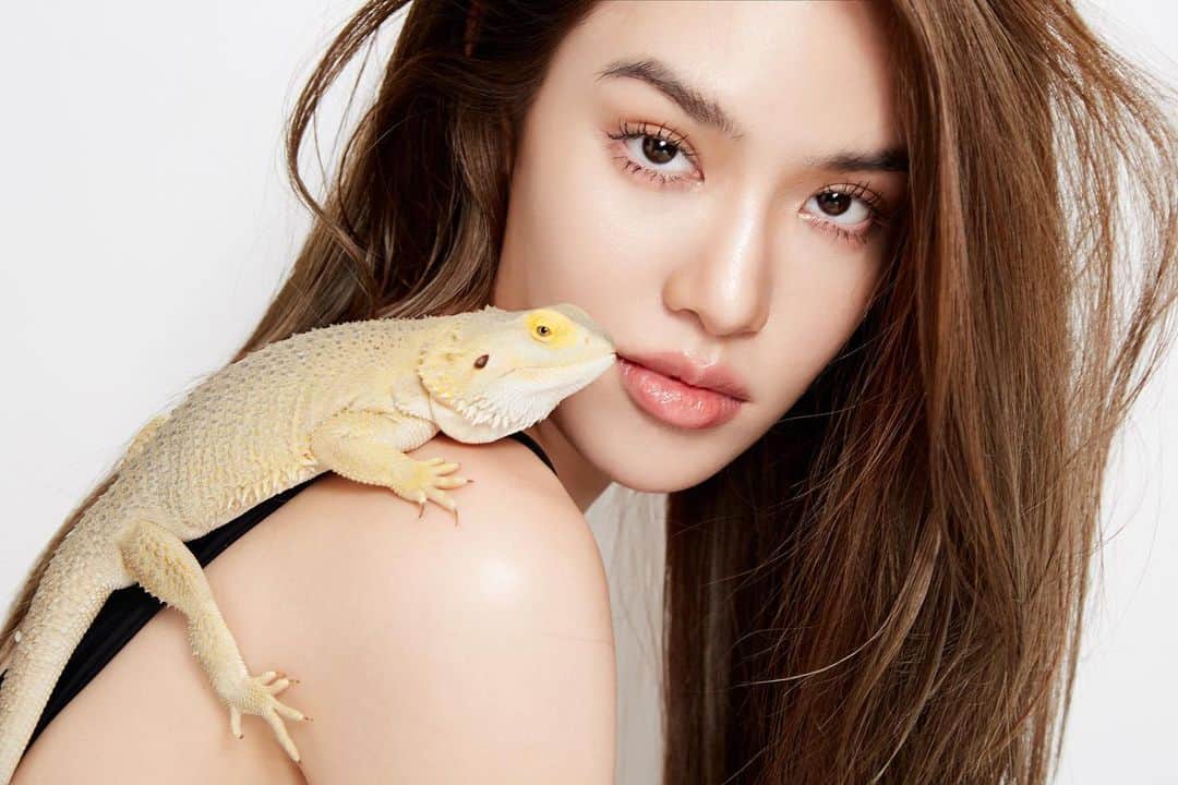 グレース＝カンクラオのインスタグラム：「Introducing my baby girl #Chashu ชุ้บส์ 🦎💛  @aofphotos @s.spritenarakza @minddmakeup @komkiss_hairstylist」