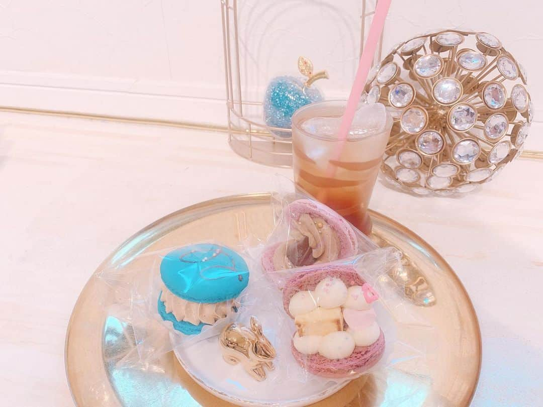 平野もえのインスタグラム：「👸🏼🧁💗  #今更投稿シリーズ #カフェ #マカロン #mamaron」