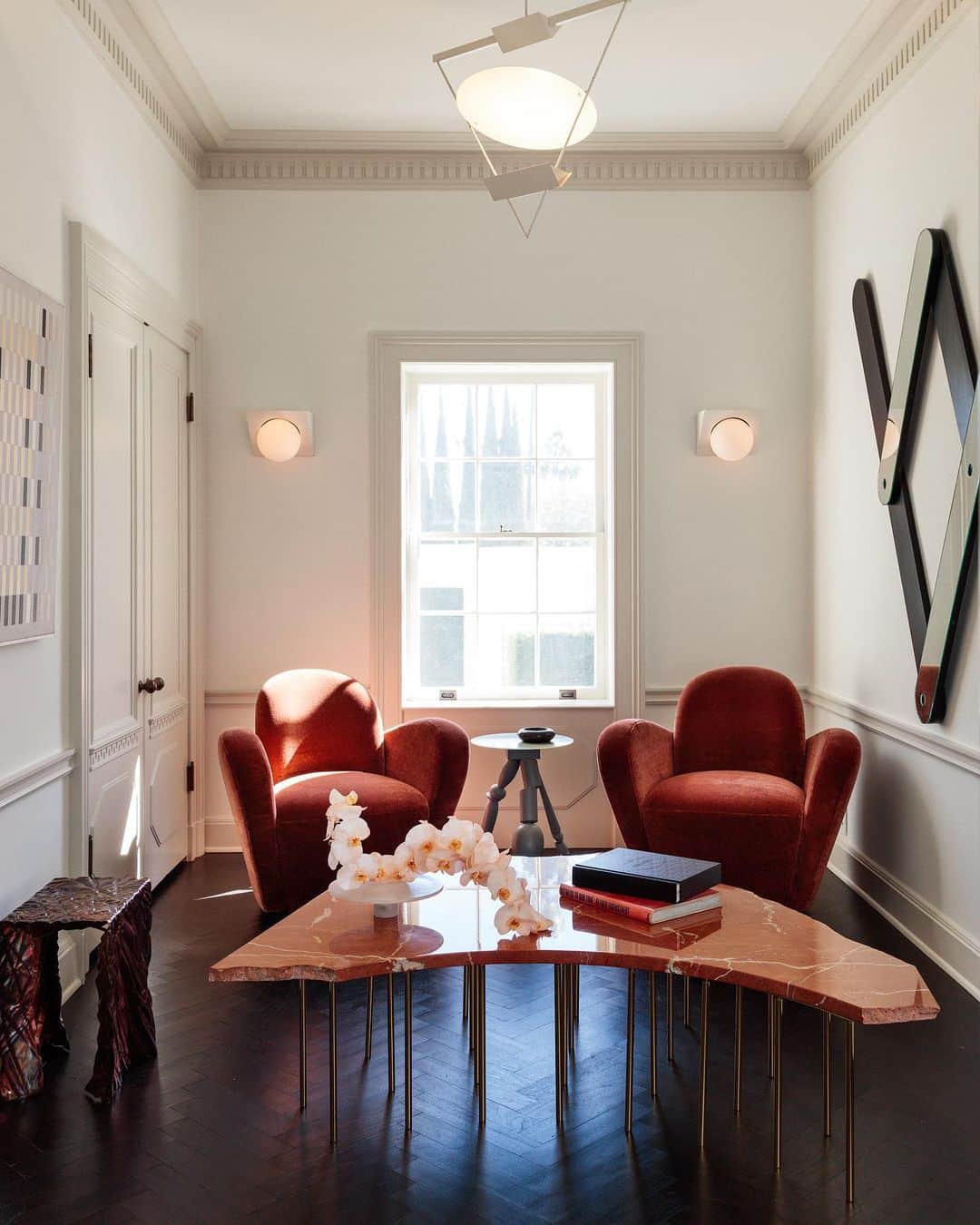 ケリーウェアスラーのインスタグラム：「BLUSHING. One of the more intimate spaces in my home is the music room, so named for the collection of vinyls housed within. Anchored by Vladimir Kagan ruby club chairs and flanked by a table by Garry Knox Bennet, the interior radiates brass hues. XK」