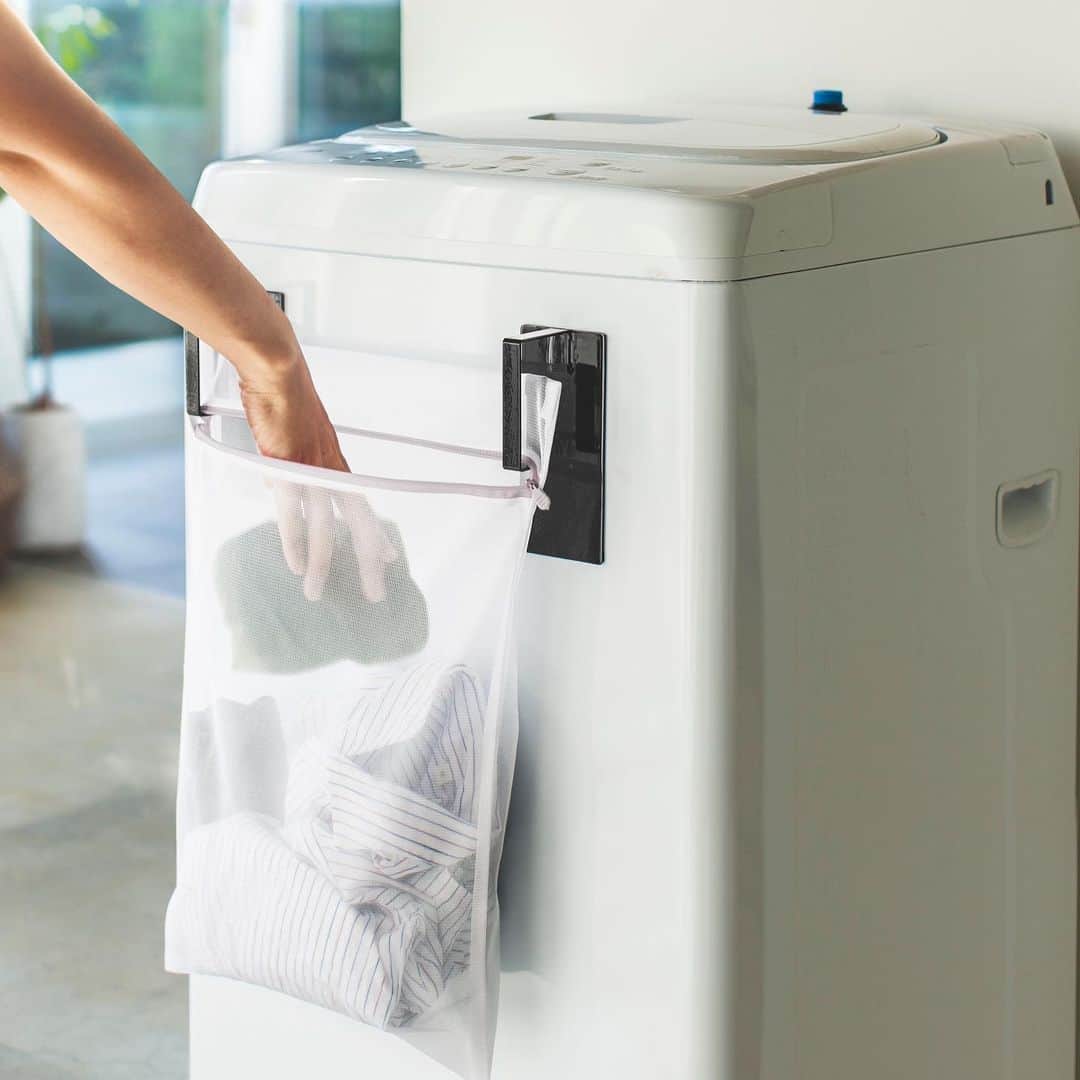 yamazaki_japanさんのインスタグラム写真 - (yamazaki_japanInstagram)「毎日の家事を快適に！洗濯ネットを引っ掛けて洗濯物をその場で分別できる「マグネット洗濯ネットハンガー タワー」のご紹介です。 . 洗濯ネットへ直接洗濯物を入れて、そのまま洗濯機にＩＮできる便利なアイテムです◎ いくつか使えば、サイズや洗濯の種類、白い洗濯物と色物など服を脱ぎながらその場で分別することが出来ます。 . 洗濯ネットだけでなく、ハンガーなども収納可能。   忙しい毎日だからこそ少しでも家事効率の上がるアイテムはいかがですか？ . ■SIZE　約W7×D6×H16cm(1つあたり)　■耐荷重 約3kg . --------------------------------- 山崎実業のコラムサイト「Simple Life Lab.」も運営中◎ 暮らしのアイデアや、漫画ヤマクマちゃんなど様々なコンテンツが掲載されています。 是非ご覧ください。 https://www.yamajitsu.co.jp/lab/ --------------------------------- . #home#tower#家事#洗濯#家事効率#スタイリッシュ#マグネット収納#ランドリー#洗濯ネット#ランドリー収納#洗濯機#暮らし#丁寧な暮らし#シンプルライフ#おうち#北欧雑貨#北欧インテリア#収納#シンプル#モダン#便利#おしゃれ #雑貨 #yamazaki #山崎実業#ヤマジツ」1月26日 11時59分 - yamazaki.home.channel