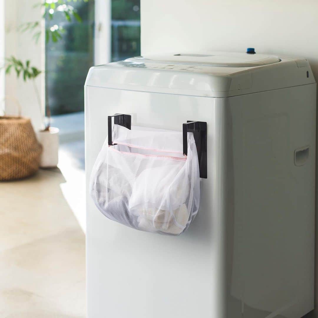 yamazaki_japanさんのインスタグラム写真 - (yamazaki_japanInstagram)「毎日の家事を快適に！洗濯ネットを引っ掛けて洗濯物をその場で分別できる「マグネット洗濯ネットハンガー タワー」のご紹介です。 . 洗濯ネットへ直接洗濯物を入れて、そのまま洗濯機にＩＮできる便利なアイテムです◎ いくつか使えば、サイズや洗濯の種類、白い洗濯物と色物など服を脱ぎながらその場で分別することが出来ます。 . 洗濯ネットだけでなく、ハンガーなども収納可能。   忙しい毎日だからこそ少しでも家事効率の上がるアイテムはいかがですか？ . ■SIZE　約W7×D6×H16cm(1つあたり)　■耐荷重 約3kg . --------------------------------- 山崎実業のコラムサイト「Simple Life Lab.」も運営中◎ 暮らしのアイデアや、漫画ヤマクマちゃんなど様々なコンテンツが掲載されています。 是非ご覧ください。 https://www.yamajitsu.co.jp/lab/ --------------------------------- . #home#tower#家事#洗濯#家事効率#スタイリッシュ#マグネット収納#ランドリー#洗濯ネット#ランドリー収納#洗濯機#暮らし#丁寧な暮らし#シンプルライフ#おうち#北欧雑貨#北欧インテリア#収納#シンプル#モダン#便利#おしゃれ #雑貨 #yamazaki #山崎実業#ヤマジツ」1月26日 11時59分 - yamazaki.home.channel