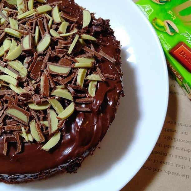 森永製菓 エンゼルカフェさんのインスタグラム写真 - (森永製菓 エンゼルカフェInstagram)「【エンゼルPLUS】に投稿された素敵な #手作りおやつ をご紹介♪  「kuron」さんの 『チョコレートケーキ』  森永製菓のチョコレートケーキのキットで作りました♪ ダースピスタチオを刻んでトッピングしました☆ ケーキ手作りしたの、何十年振りでアワアワしちゃいました(^-^)  #チョコレートケーキセット　#ダース」1月26日 12時00分 - morinaga_seika