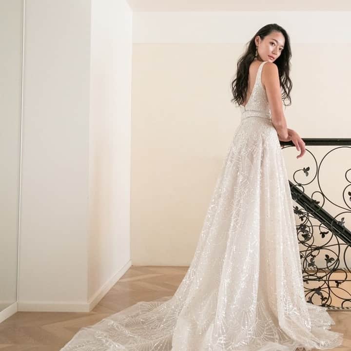 のインスタグラム：「MAGNOLIA WHITE omotesandoで人気があるGalia LahavのG-102です。 NYでの買い付けの際に、日本人のお客様にもお召しいただきやすいよう、胸元をカスタムしています。 全体に華やかなグリッターが施されているのも特徴です。  dress. @galialahav / G-102  handling salon. omotesando  #magnoliawhite #mwhawaii #galialahav #galagalialahav #weddingdress #weddinggown #bridalgown #hawaiiwedding #hawaiibride #マグノリアホワイト #ガリアラハヴ #ウエディングドレス #マーメイドドレス #マーメイドライン #インポートドレス #オーダードレス #ドレス試着 #ドレス選び #海外ウエディング #ホテル婚 #ホテル挙式 #フォトウェディング」