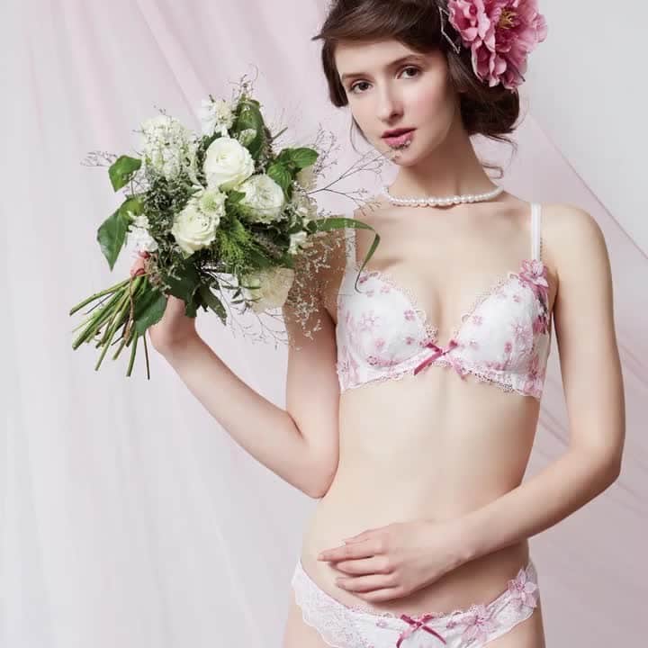 リサマリのインスタグラム：「﻿ 💐1/27発売START💐﻿ 大小様々なフラワー刺しゅうとアップリケでお花が舞っているような華やかなデザイン。﻿ ハンドメイドで大切に作ったような、あたたかみを感じられるシリーズです。﻿ ﻿ ﻿ 2021spring&summer ﻿ NEW collection﻿ ﻿ No.68260/68261﻿/68262 リサマリ レーヌ エミリア ブラジャー(B-Hcup)﻿ ¥3,850〜﻿ ﻿ ﻿ #risamagli﻿ #bra﻿ #lingerie﻿ #underwear」
