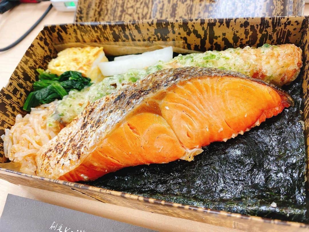 のインスタグラム：「会社の近くに店舗がある「山登り」さんの海苔弁 🍱 海苔、鮭はもちろん、ちくわも美味しいんです🤤 🍱 #海苔弁山登り #刷毛じょうゆ海苔弁山登り #弁当 #海苔弁」
