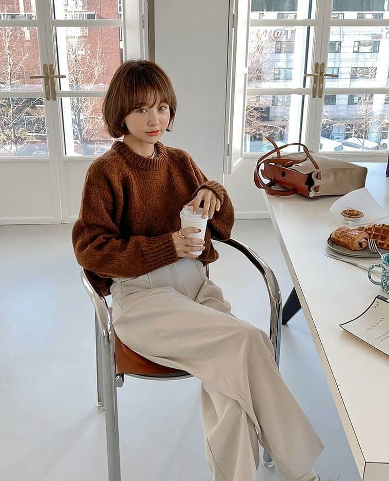 imvelyジャパンのインスタグラム：「🆕本日の新作5%OFF🆕 デイリーアイテムとして活用できる２点をご紹介します🤎🤍  🤎レッドのカラー感もあるブラウンカラーが 暖かく見えるラウンドニット 🤍ひらりと落ちるワイドフィットでオシャレに 快適に履けるコーデュロイ素材のスラックス  ２つコーデして着ても 別々に着てもとっても可愛い本日の新作です～୧꒰*´꒳`*꒱૭✧  詳細はサイトでチェックしてください💡  #イムブリー#IMVELY#ワンピース#大人カジュアル#大人可愛い#ootd#デイリー #カジュアルコーデ」