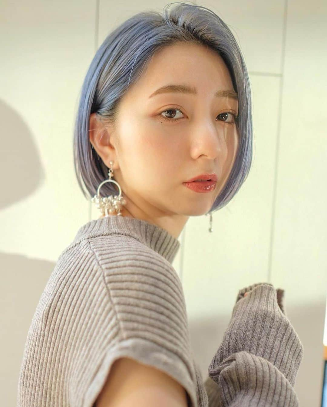 ALBUMさんのインスタグラム写真 - (ALBUMInstagram)「✔style by  @yu_kihair  ✔model by  @hitomimatsuo.09 【 #ALBUM動画_ヘアカラー 】 ↑別パターンはこちら↑ . cut + color ¥3,500~ double color ¥8,000~ treatment ¥2,000~ etc... ※店舗により料金が異なります。 . . やっぱこれかわいい。改めて綺麗やわ😍 . ツヤとラインが色っぽい。 動かない髪型がゆらゆら動くピアスを強調してくれる。 . . こちらのスタイルは 銀座店の伊藤 佑記（ @yu_kihair  ） が担当いたしました！ . 何かご不明点がございましたら お気軽にコメントください。 . 担当スタイリストからも コメントいたします！ . ALBUM（ @album_hair ） . . TV、CM、映画、広告、タレント、 ミュージシャン、雑誌、ブライダルなどの ヘアメイクも承っております。 . 【お問い合わせ先】 ALBUM OFFICE TEL / ‪03-6712-5547‬ FAX / ‪03-6712-5548‬ MAIL / info@album-hair.com . . . 《求人募集》 ALBUMでは、店舗拡大のため、随時スタッフ募集しております‼ . 「トレンドヘアーを、毎月通える価格で提供。」がコンセプトのサロンです。 めまぐるしく変化する世の中のトレンドを素早くキャッチし、誰にでも手の届くお手ごろなプライスで毎月通えるサロンを目指しております。 . . 《業務内容》 ①正社員スタイリスト ②業務委託スタイリスト ③中途アシスタント . . 《応募方法》 ALBUM公式Instagram TOPページに記載されております URLからご応募くださいませ。 #ボブ #イメチェン #ブルー #ブルーグレー #前下がりボブ #ショートボブ #ショートヘア #ショート#美容室 #ヘアスタイル #髪型 #カラー #ヘアカラー #ブリーチ #ハイトーン # #銀座#外国人風 #美容師 #髮型 #髮型師 #染髮 #剪髮 #短髮#เสื้อผ้าแฟชั่น #ผมสั้น#짧은머리#hair #shorthair」1月26日 12時10分 - album_hair