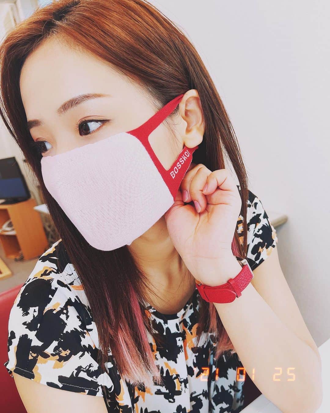 秋山ゆずきのインスタグラム：「. . #ボス恋 今夜22時第3話放送です！ ボス恋マスクも発売中〜✨ 今夜は編集部ボイコットです。 楽しんでいただけますように。  #オーマイボス恋は別冊で  #マスク」