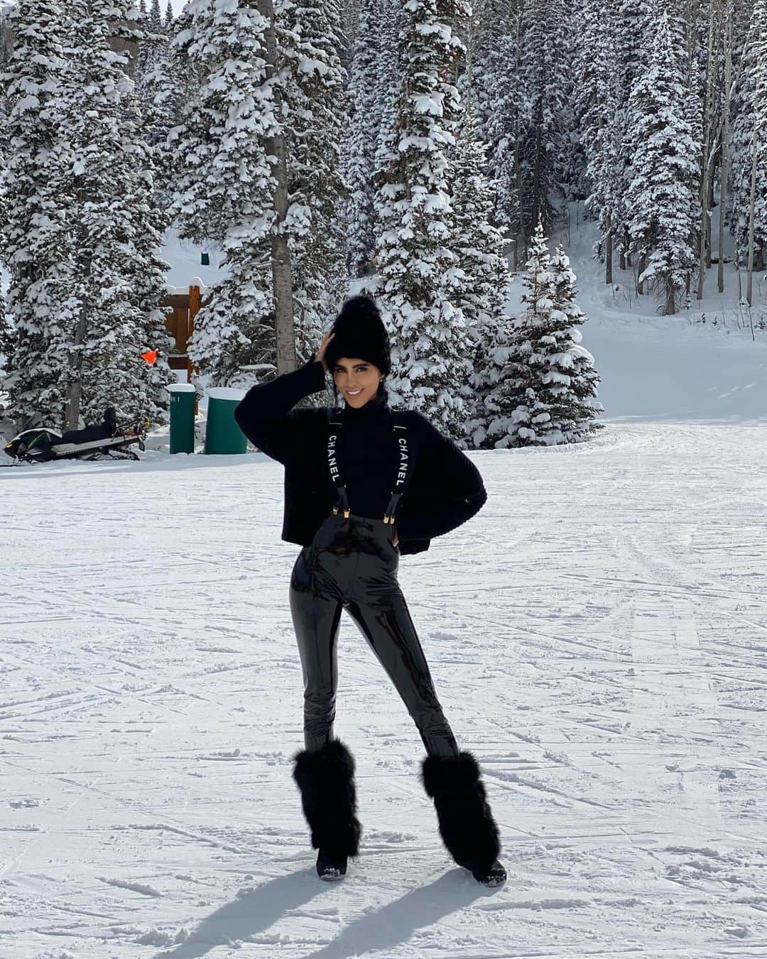 リリー・ガリーチのインスタグラム：「Chill out ❄️」