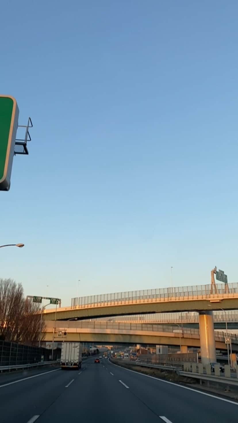 ヒイズミマサユ機のインスタグラム：「No.56 #高速道路 #highway #londonelectricity #空き地 #朝か夕方どっち #蝶のシーンもっと長くしたいけど秒数 #hzm_official」