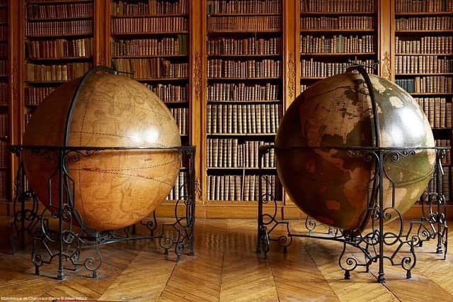 フランス大使館さんのインスタグラム写真 - (フランス大使館Instagram)「皆様、 #読書の夕べ 🌝📚はお楽しみいただけたでしょうか？最後にご紹介するのは、シャロン＝シュル＝ソーヌ図書館。フランスで最も美しい図書館の１つです📖✨図書館の目玉である素晴らしい天球儀と地球儀は、1850年以前に修道士によって製作されたそうです🌍   📷:bm-chalon.fr/node/47452506」1月26日 12時29分 - ambafrancejp