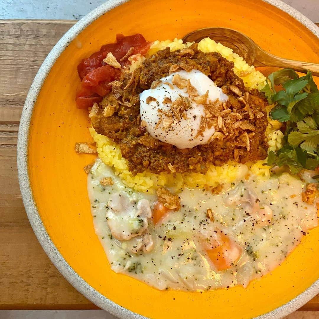小鳥遊しほのインスタグラム：「チーズ入りの濃厚なクリームシチューを作ったのです🥦冬です🫕今日はケニックカレーでキーマカレーとシチューのあいがけというこってりほっこりメニューを出してます！店内のみの限定メニュー。  鶏とブロッコリーの濃厚チーズシチュー🧀🧅🥕🥦  個人的好みでじゃがいもは無し、ブロッコリー溶け込み型のとろとろ式シチューでございます。  たべにきてねー！  ■11:30〜16:00(L.O.15:30) ■渋谷センター街交番前あたり ■詳しくは👉 @kenickcurry   #小鳥飯 #ケニックカレー #カレー #カレーライス #渋谷グルメ #kenickcurry #curry #スパイスカレー #クリームシチュー」