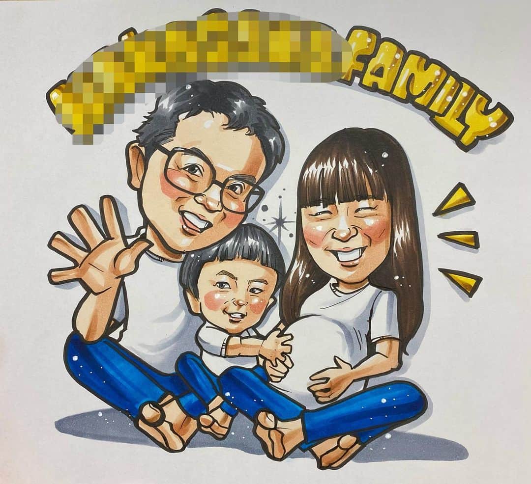 似顔絵★𝗚𝗢𝗥𝗜𝗞𝗜𝗡𝗚のインスタグラム：「. . 先日の一枚❤️❤️  . .  ご家族３人で❤️❤️  お腹には赤ちゃんが👩‍🍼💓  お兄ちゃんか優しくよしよし👋❤️ あったかい一枚となりました❤️  元気な赤ちゃん産んでくださいねー👶💓  ❌❌現在は、予約受付終了してます❌❌ 。 . . .  2020年度ご予約のお客✨ 現在160番までの方へ案内中です🌟✨💕 一巡したので次ご案内するのは後回し組の方です⭐️✨ 再度ご連絡していきます👍 連絡が来る前に、ご都合の良い方はご連絡いただいても大丈夫です🔥 . . .  次回の予約応募は、2020年のご予約分を書き終える予定の 2021年春頃の、、、予定です。 ※あくまでも予定なので前後します🙇‍♀️ . . . .  オーダー再開の際には 人数制限あるため必ず予約ができるわけではございません。 そのことも踏まえた上で 次回ご検討いただけると嬉しいです(^^) . . また、結婚式の使用を考えてくださる方も多いです✨  前々からお伝えしていますが、 基本的に予約順に対応しているため、 近々の納期を希望される方は、 対応できないこともあるので、 あらかじめご了承ください💦 . . . . . ※今回予約が取れた方へ※ . .  写真がまだ用意できてない、入金が遅れそうなど、状況により、順番が前後することもございます‼️ あらかじめご了承ください。 。 . . . また、芸能人、キャラクターのオーダー、パロディ風オーダーはお断りしています。  芸能人については、ご本人様に直接プレゼントなどはOKです。 . . . . . . 💰料金表は過去投稿記事みてね❤💰 . . . . . ➡️ハッシュタグ⇨ goriking117料金表2019⬅️ . . ✨✨✨✨✨✨✨✨✨✨✨✨✨✨✨✨ @by.goriking のアカウントでは、 過去書かせて頂いたお客様方からの、 似顔絵のその後のお写真をいただき、 投稿しております^ - ^❤️❤️ 玄関に飾ってある似顔絵、 渡した瞬間のお写真、 ご本人とのお写真などなど💕 いろんな場面でのお写真お待ちしております^ - ^✨⭐️ . . . .  #似顔絵#pencildrawing#drawing#pencil#illust#painting#art#artwork#絵描きさんと繋がりたい#似顔絵師#gorikingの似顔絵屋さん#仲良し家族#妊婦#妊娠#妊娠中#赤ちゃん#お兄ちゃん#maternity#マタニティー#お揃いコーデ#シンプル#おしゃれ#comicart#anime#animeart#comicartist#animejapan#초상화」
