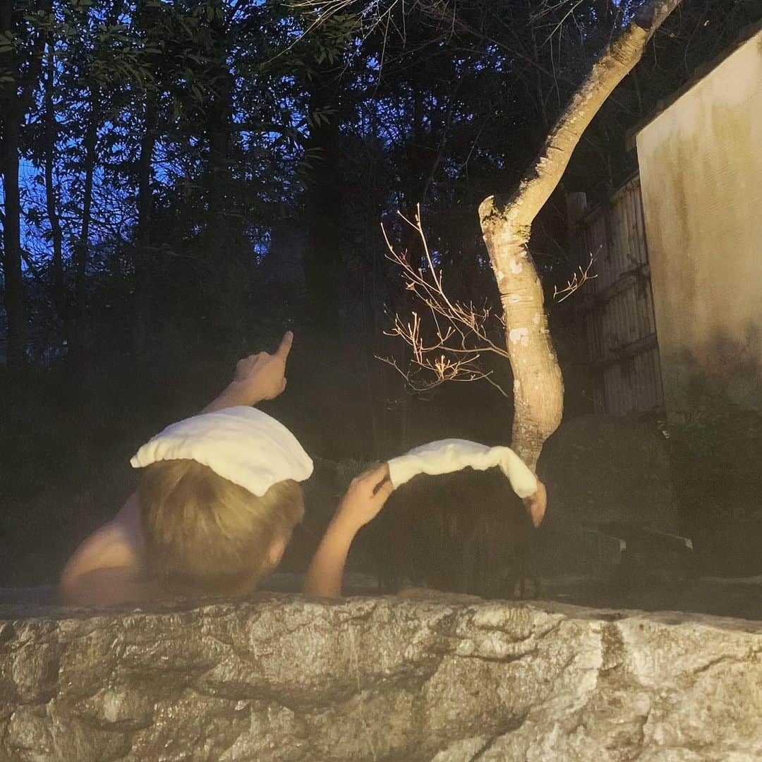 田村淳のインスタグラム：「娘と露天風呂^_^ パパお月さま取ってと言われて お月さまに行くにはロケットが必要なんだよ…ロケットってなーに？空の向こうまで飛んで行く乗り物だよ…お空の向こうってなーに？宇宙だよ…宇宙ってなーに？うぐぐ…なーに？  質問が止まらないw 宇宙の説明できるパパになるね  ※緊急事態宣言発令前です。 ↑これないと炎上するって嫌な時代だねw  みんなの子供からの質問で答えられなかった質問教えて」