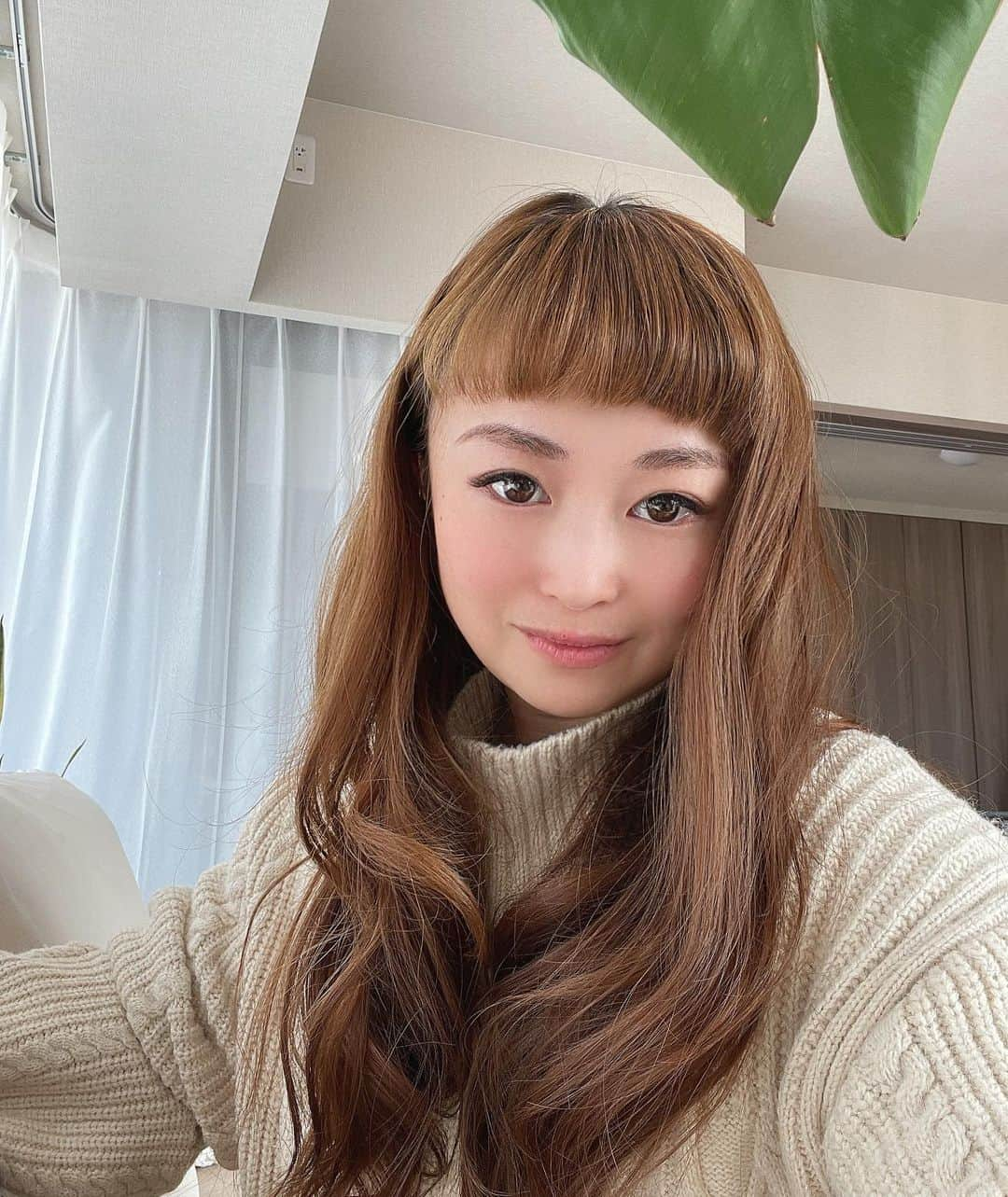 岡本雅世のインスタグラム：「イメチェン✨  女の子が産まれたら 絶対親子でお揃いパッツン前髪するって 決めてた髪型  ピア姫の髪は、まだまだ先っぽいので、  お先に失礼します  #パッツン前髪 #イメチェン #前髪 #ロングヘア #親子リンクコーデ #お先に #ヘアカット #ピア姫 #お揃いパッツン #親子 #お先 #お先に失礼 #お揃いパッツン前髪 #レディースヘアスタイル #っぽい #失礼 #髪型 #お揃い #先 #女の子 #タイトル #地位」