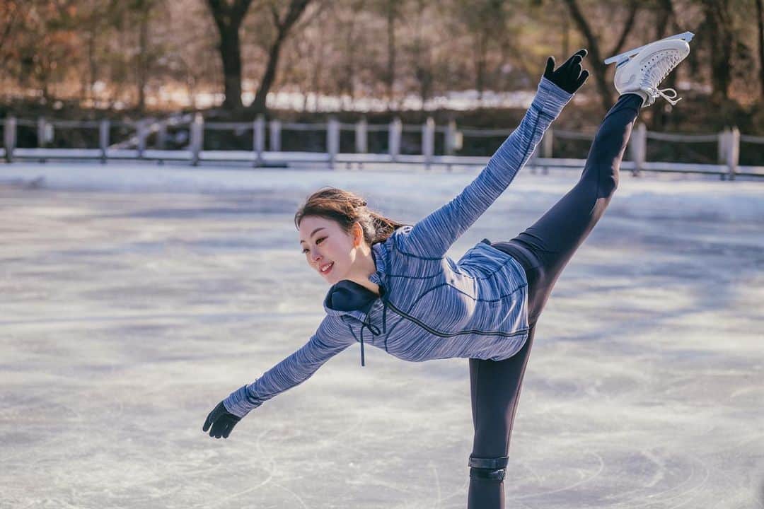 郭珉整のインスタグラム：「⛸ 오늘! 드디어! 본캐!  . . #화요일저녁8시50분 #노는언니 #E채널  #현역때하던거0.1정도밖에못하지만 #재밌게봐주세요 #은퇴한지너무오래 #우리소연다빈 #예쁘게봐주세요  ❤️🤍💕😘⛸」