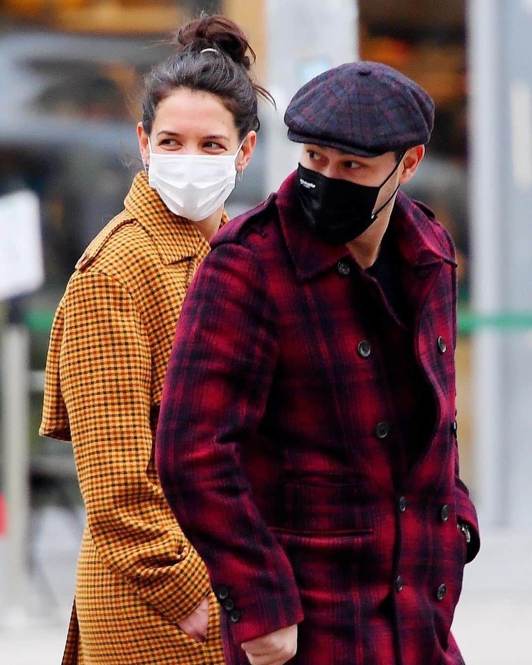 Just Jaredさんのインスタグラム写真 - (Just JaredInstagram)「Katie Holmes and boyfriend Emilio Vitolo Jr. step out in bold prints while spending the day together in New York City. #KatieHolmes #EmilioVitoloJr Photos: Backgrid」1月26日 12時37分 - justjared