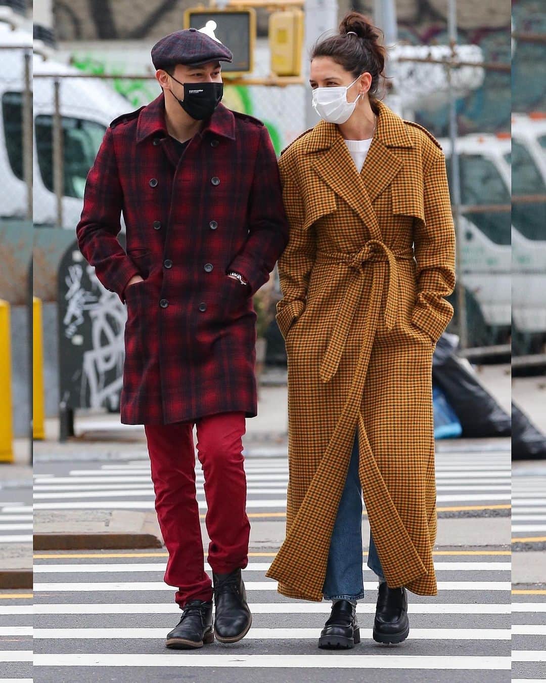 Just Jaredさんのインスタグラム写真 - (Just JaredInstagram)「Katie Holmes and boyfriend Emilio Vitolo Jr. step out in bold prints while spending the day together in New York City. #KatieHolmes #EmilioVitoloJr Photos: Backgrid」1月26日 12時37分 - justjared