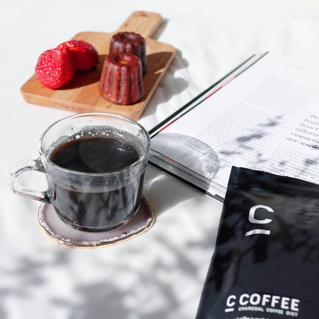 リナのインスタグラム：「C coffee ☕︎  何度もリピしている大好きなコーヒー @c_coffee_official  炭のパウダーが入っているコーヒーだけど、 炭感ゼロのおいしいコーヒー❣️  炭の高い吸着力で、 不要なものをデトックスしてくれるみたい🌀  MCTオイルや、水溶性食物繊維も入っているから、ダイエットにも最適👍  何より味がおいしいのが 長く愛用できるポイントっ❤︎ ...................................................... #チャコールコーヒー  #ダイエットコーヒー  #コーヒーのある暮らし  #炭 #MCTオイル  #チャコールクレンズ  #ダイエット #シーコーヒー  #cコーヒー #c_coffee」