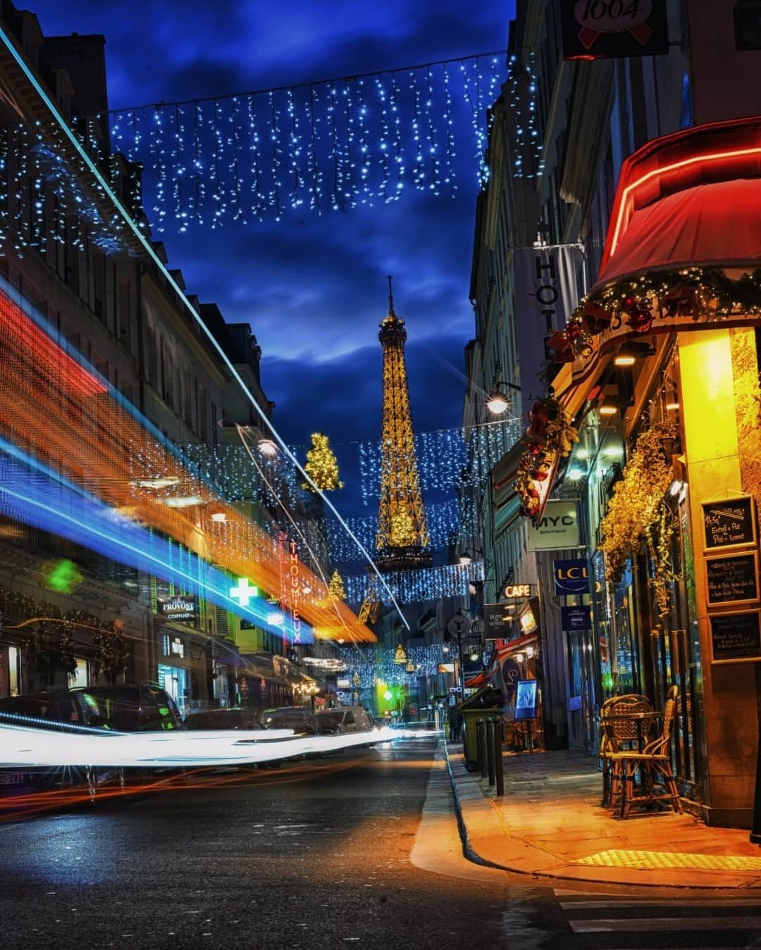National Geographic Travelさんのインスタグラム写真 - (National Geographic TravelInstagram)「Photo by Keith Ladzinski @ladzinski / The glowing streets of Paris are a welcoming sight anytime of year, but there's something even more magical about the festive winter months. The iconic Eiffel Tower, seen here, towers above the warm streets on a chilly winter evening. #EiffelTower」1月26日 12時35分 - natgeotravel
